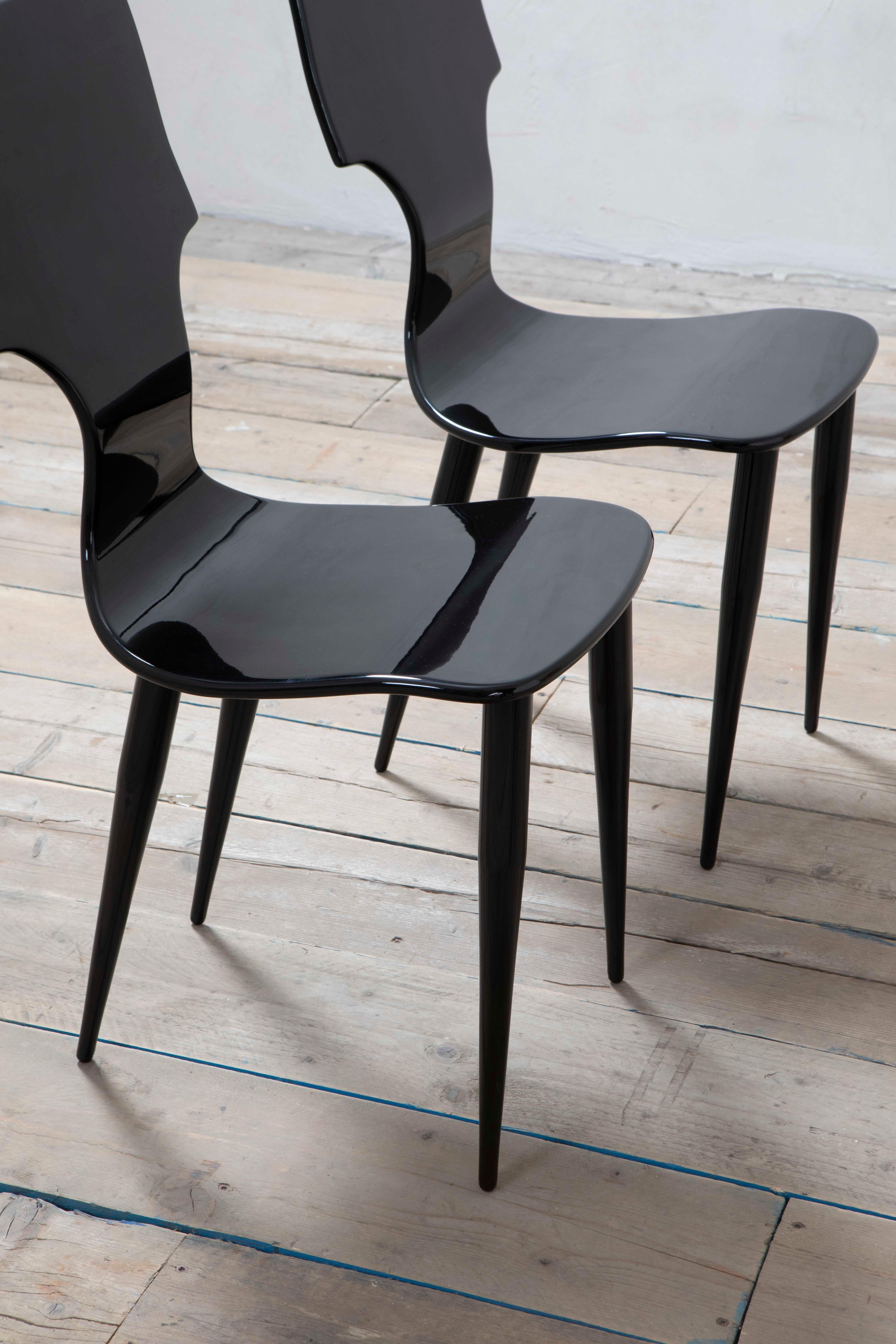 Satz von 4 Stühlen aus schwarz lackiertem Holz von Piero Fornasetti aus dem 20. Jahrhundert, 90er Jahre im Zustand „Gut“ im Angebot in Turin, Turin
