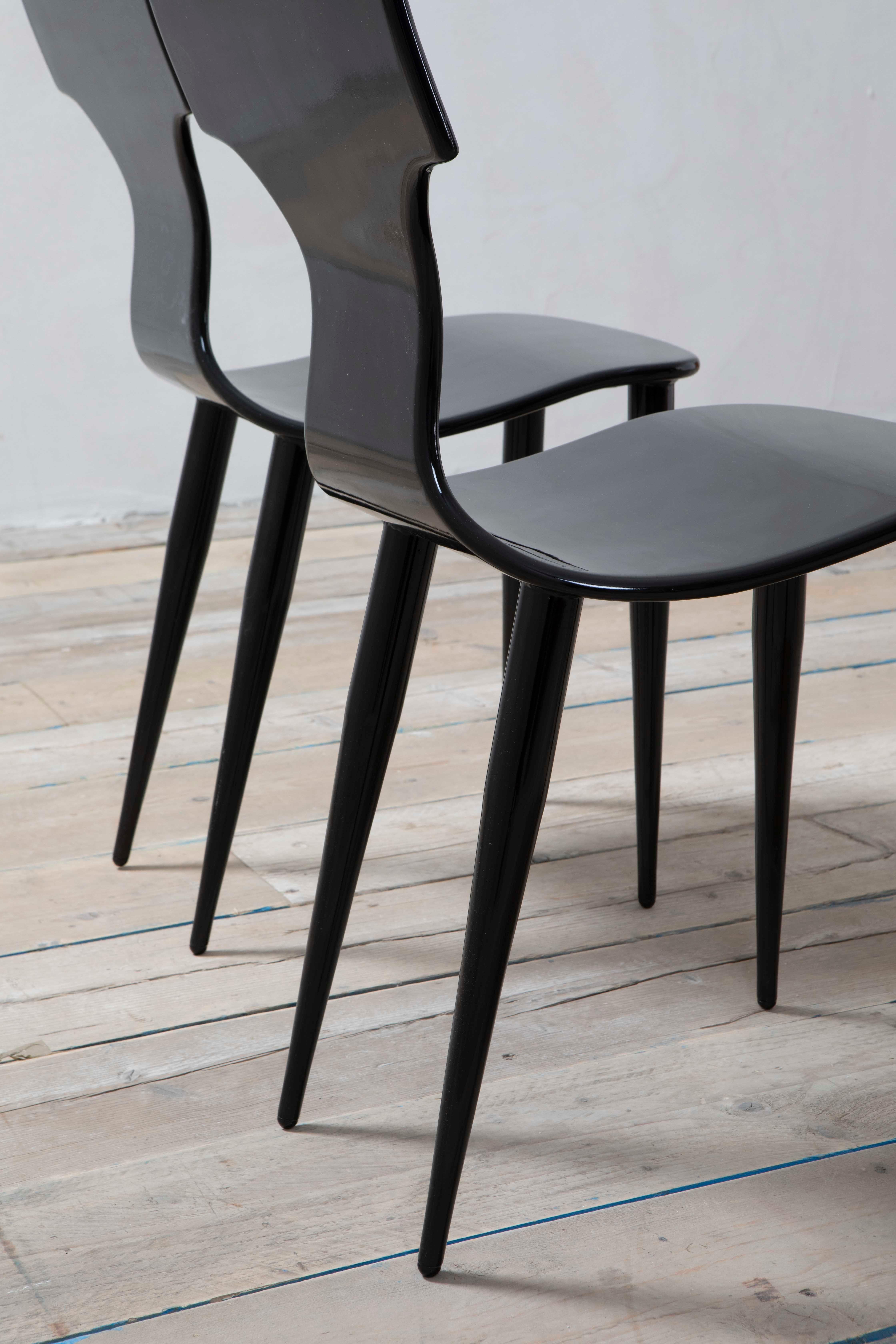 Satz von 4 Stühlen aus schwarz lackiertem Holz von Piero Fornasetti aus dem 20. Jahrhundert, 90er Jahre (Ende des 20. Jahrhunderts) im Angebot