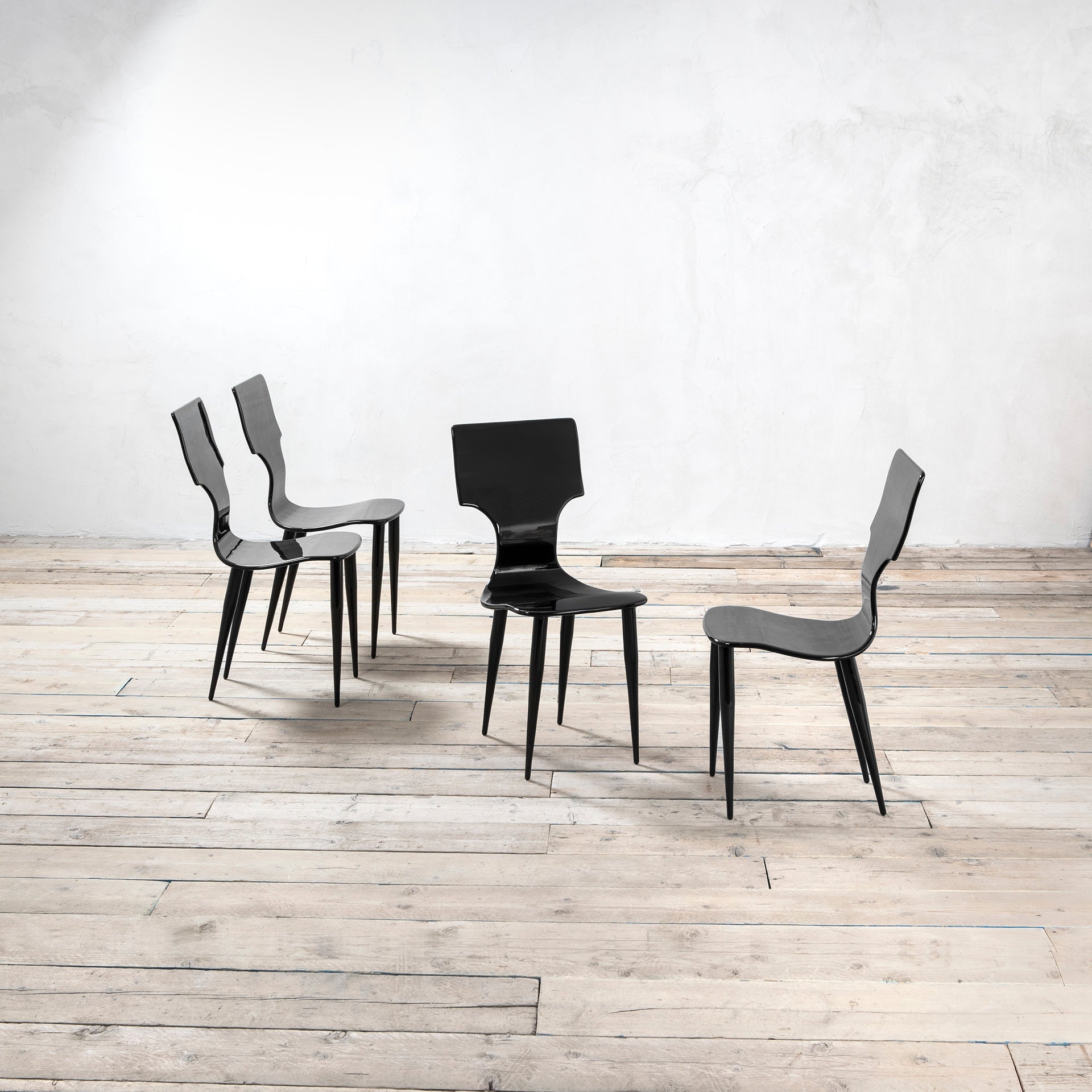 Satz von 4 Stühlen aus schwarz lackiertem Holz von Piero Fornasetti aus dem 20. Jahrhundert, 90er Jahre im Angebot