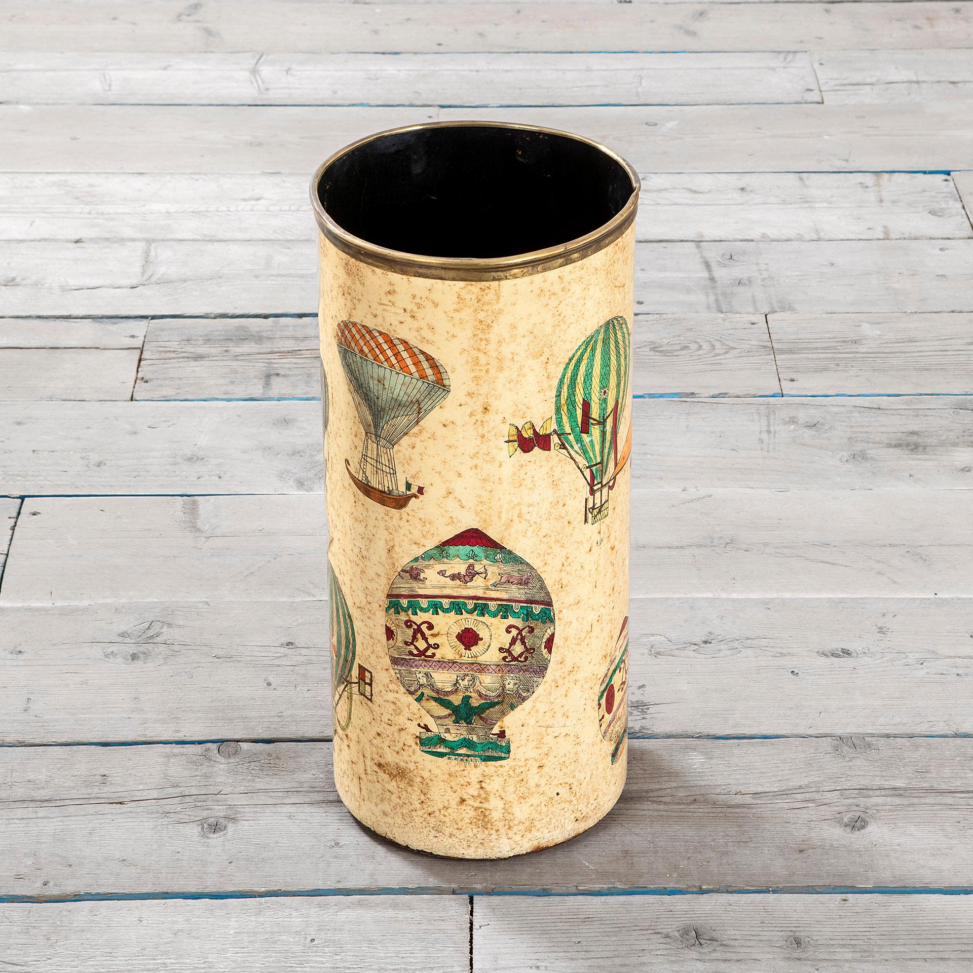 Umbrella stand by Piero Fornasetti themed Balloons in silkscreened sheet metal and brass from the 1950s. Good condition, patina of time, original in all its parts.
Presence of brand “Fornasetti Milano Made in Italy” on the bottom (request