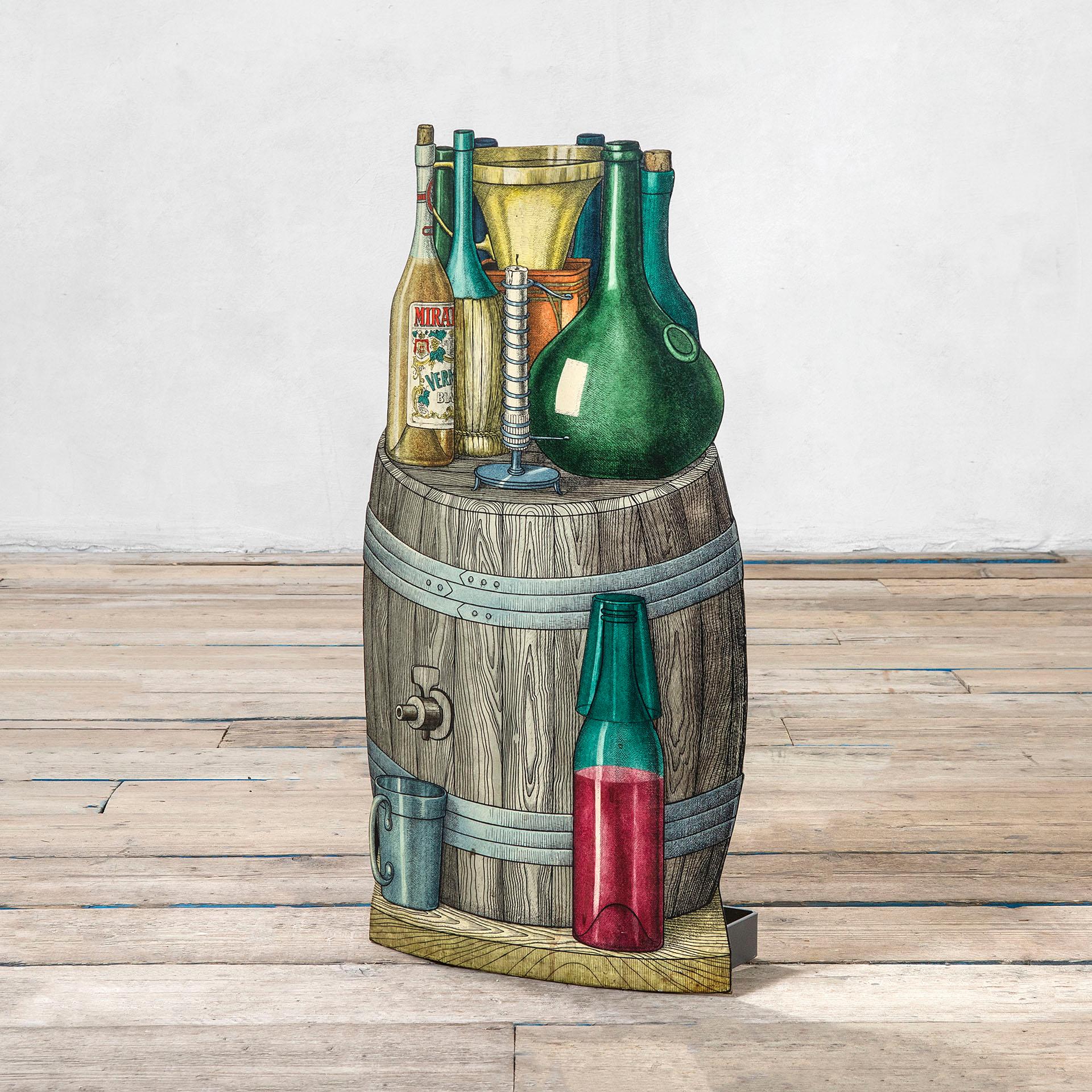 Umbrella stand by Piero Fornasetti themed with bottles on a typical italian wine barrel, in silkscreened sheet metal from the 1950s. Good condition, patina of time, original in all its parts.
Very funny item that could be placed in a living room or