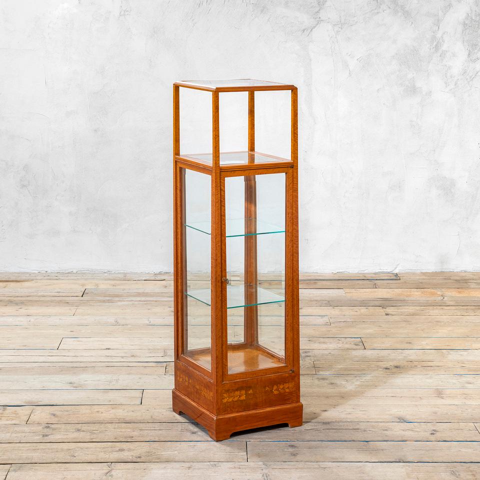 Piero Zen, son of Carlo Zen (1851-1918), was one of the most important designers and manufacturers of Art Nouveau furniture in Italy. His activity - the factory was located in via Stelvio in Milan, with the name of 