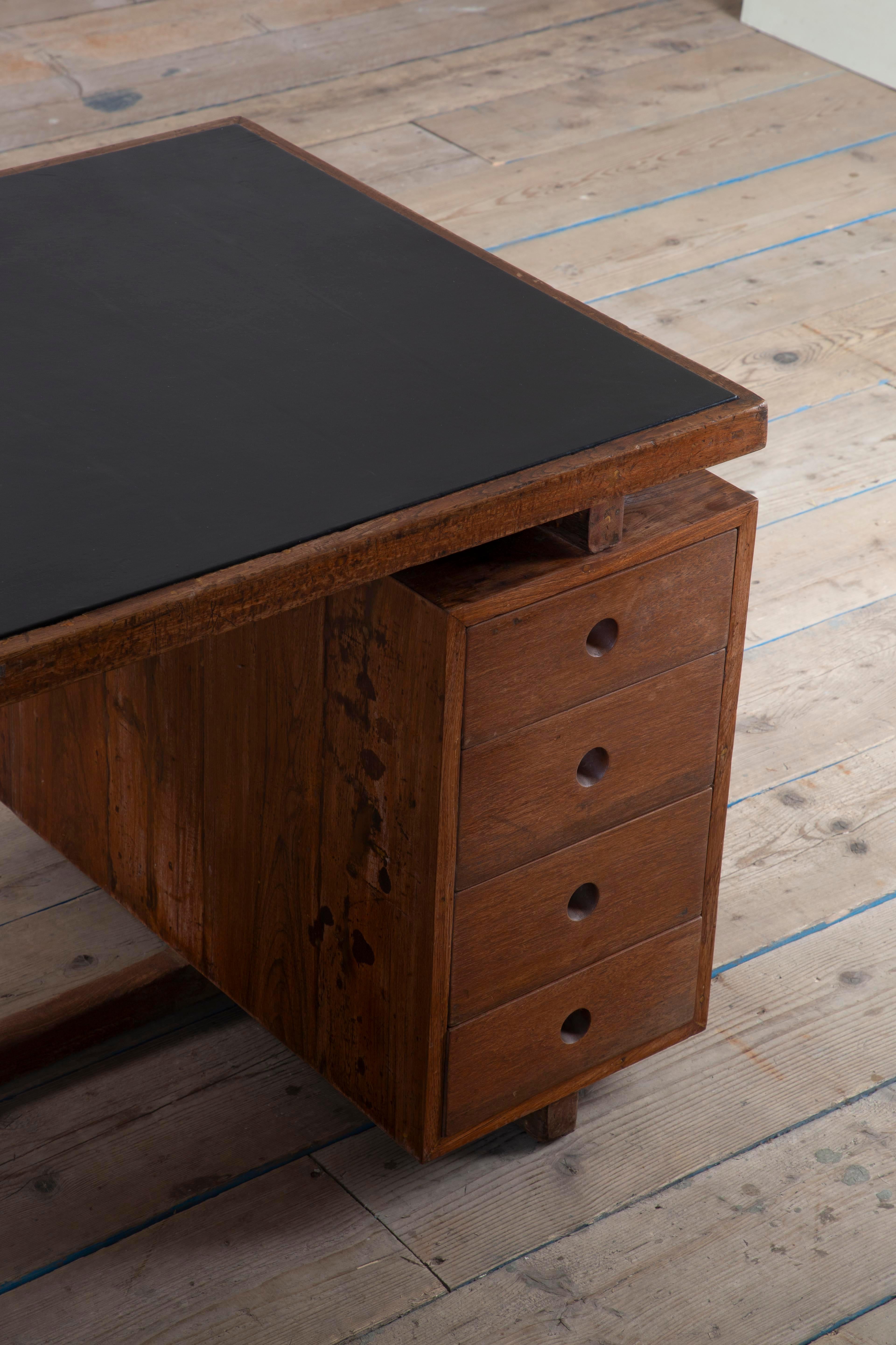 20. Jahrhundert, Pierre Jeanneret Holzschreibtisch mod. PJ-030405 im Angebot 3