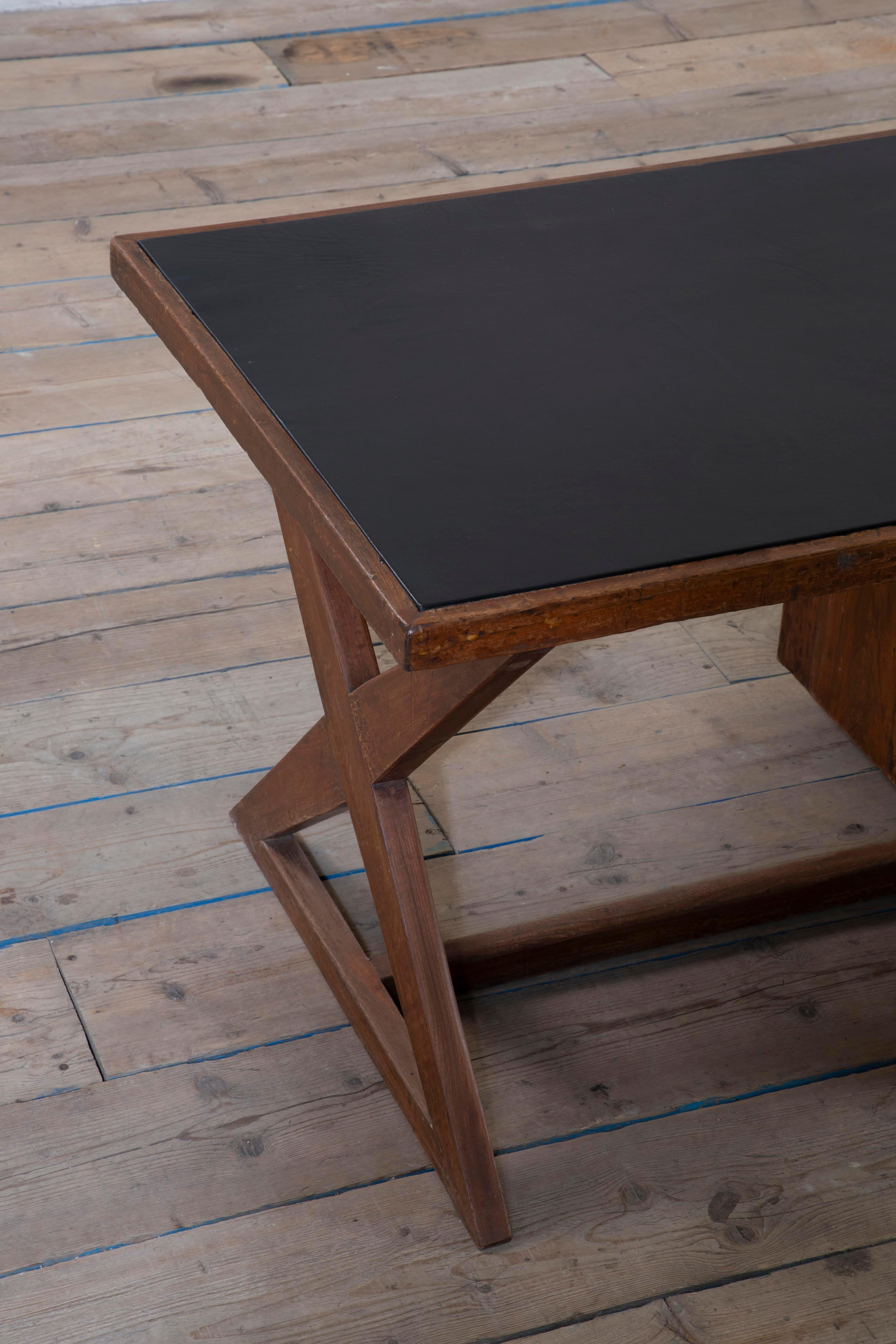 20. Jahrhundert, Pierre Jeanneret Holzschreibtisch mod. PJ-030405 im Angebot 4