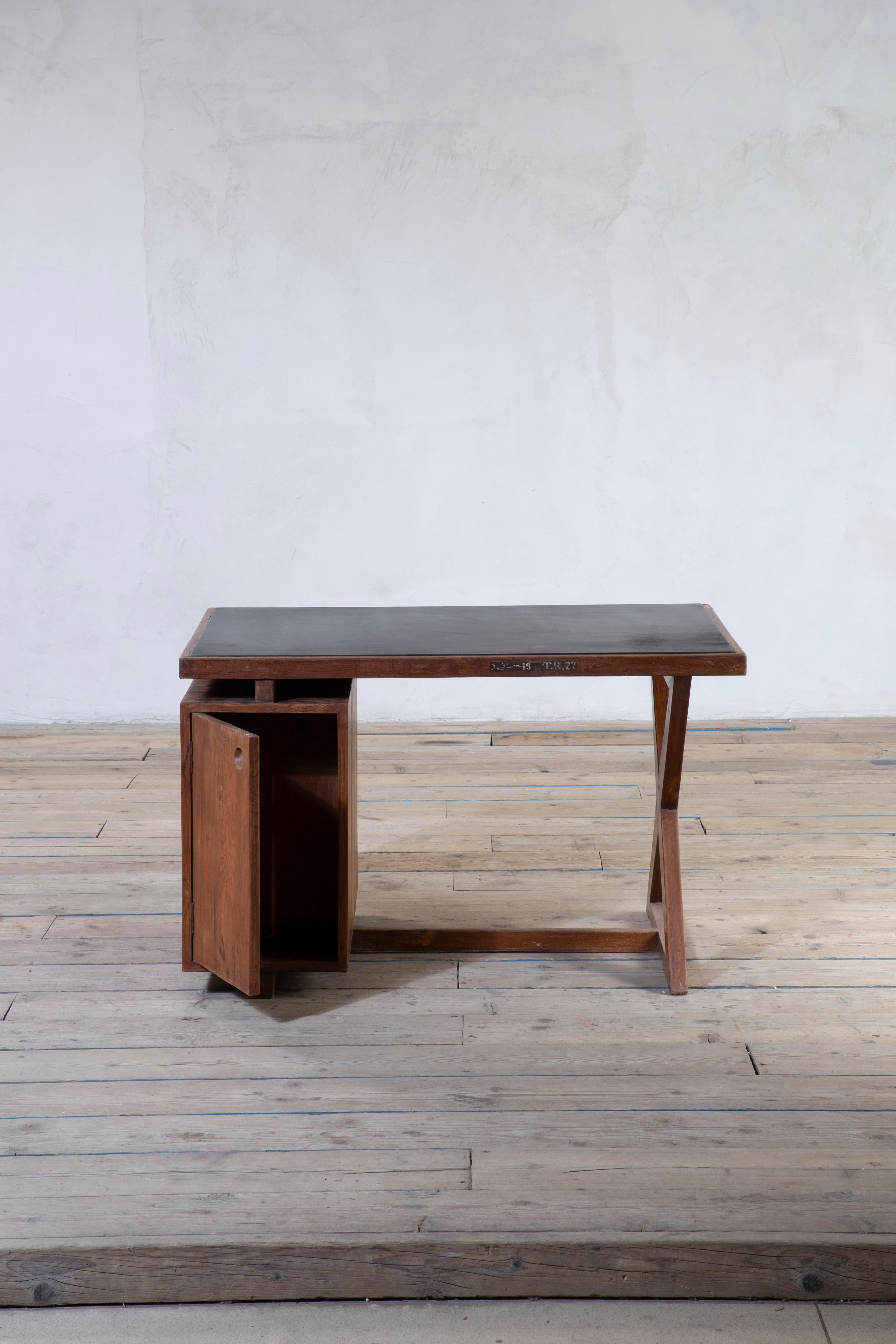 20. Jahrhundert, Pierre Jeanneret Holzschreibtisch mod. PJ-030405 im Angebot 5