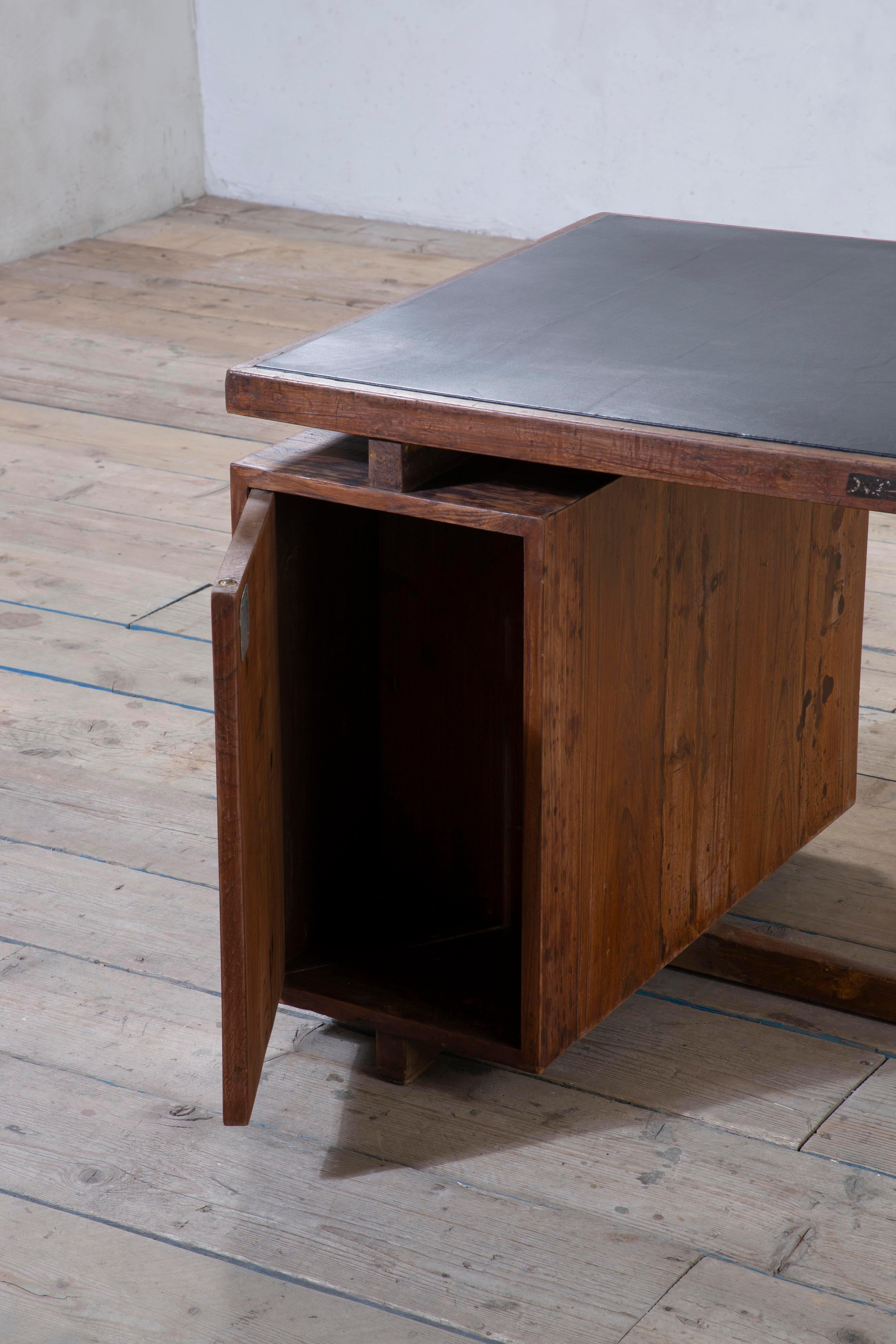 20. Jahrhundert, Pierre Jeanneret Holzschreibtisch mod. PJ-030405 im Angebot 6