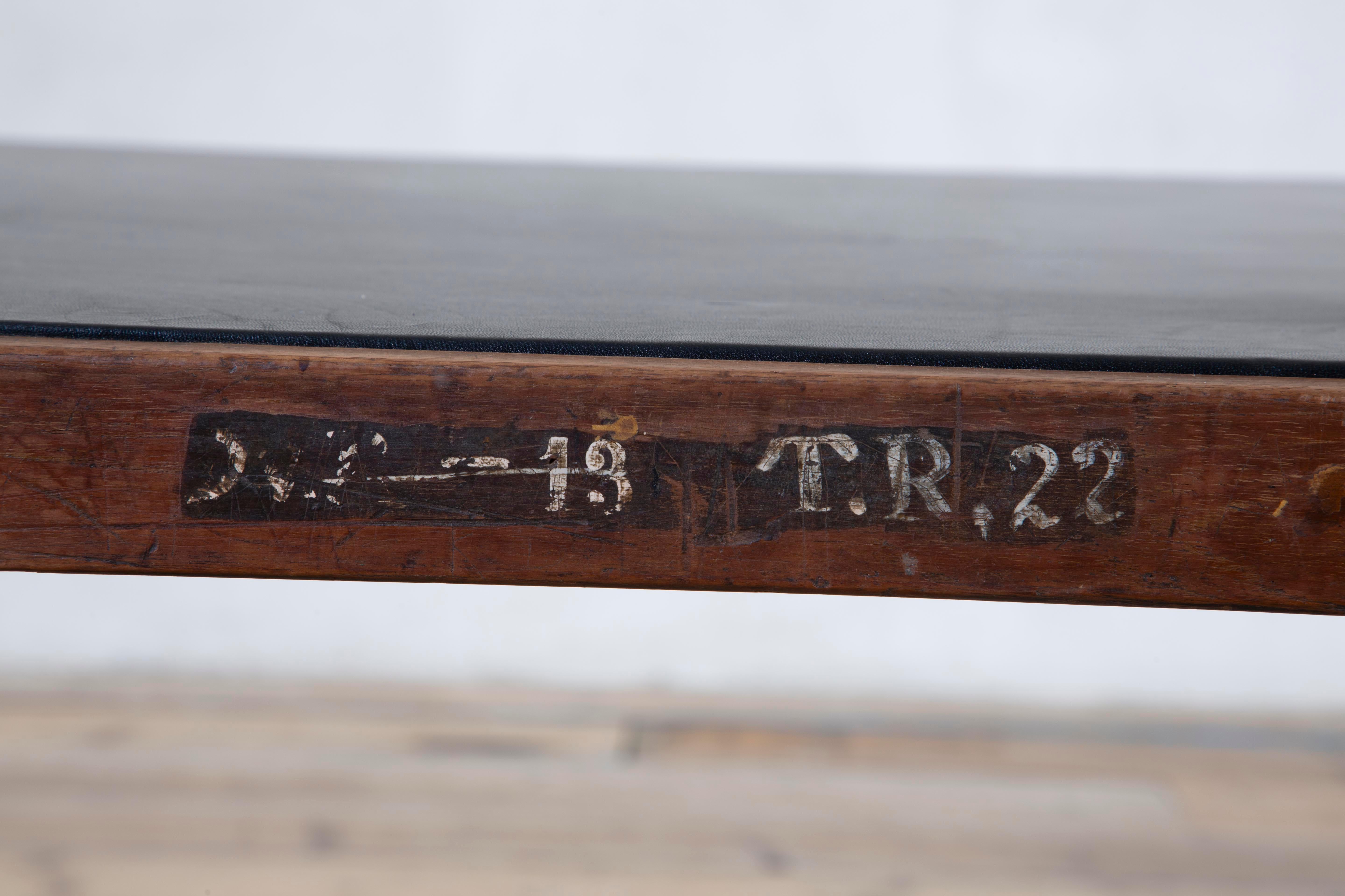 20. Jahrhundert, Pierre Jeanneret Holzschreibtisch mod. PJ-030405 im Angebot 7