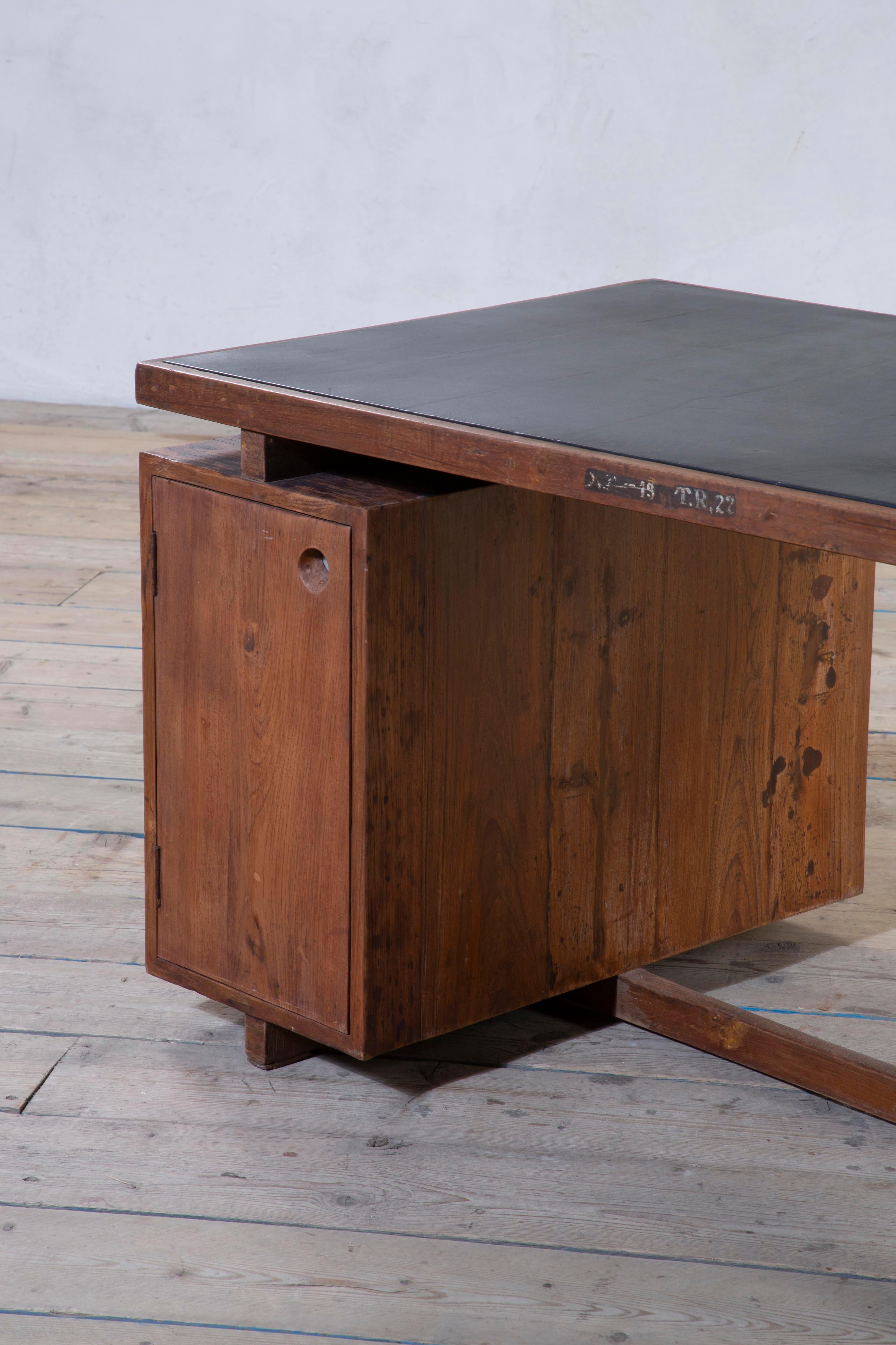 20. Jahrhundert, Pierre Jeanneret Holzschreibtisch mod. PJ-030405 im Angebot 9