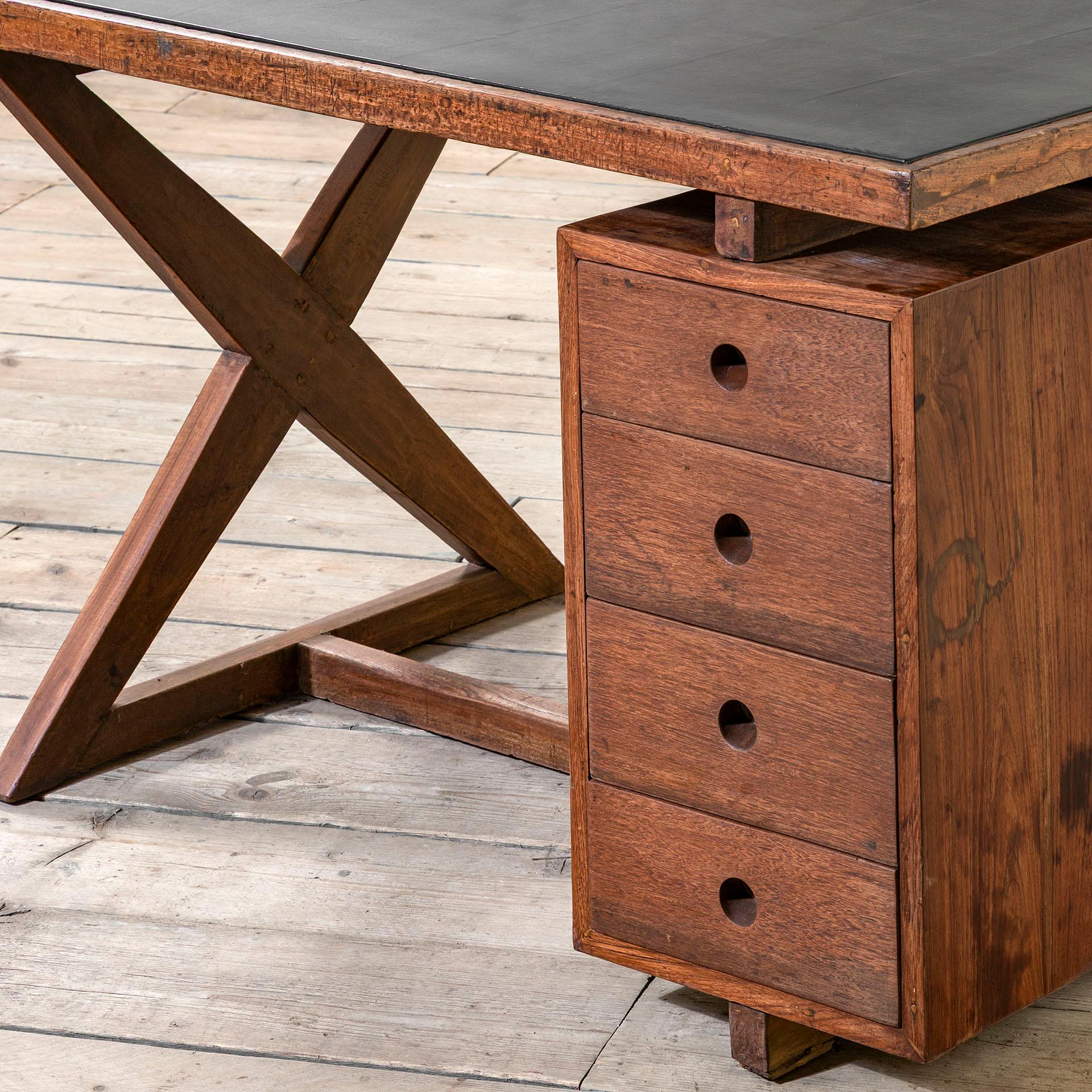 20. Jahrhundert, Pierre Jeanneret Holzschreibtisch mod. PJ-030405 (Moderne der Mitte des Jahrhunderts) im Angebot