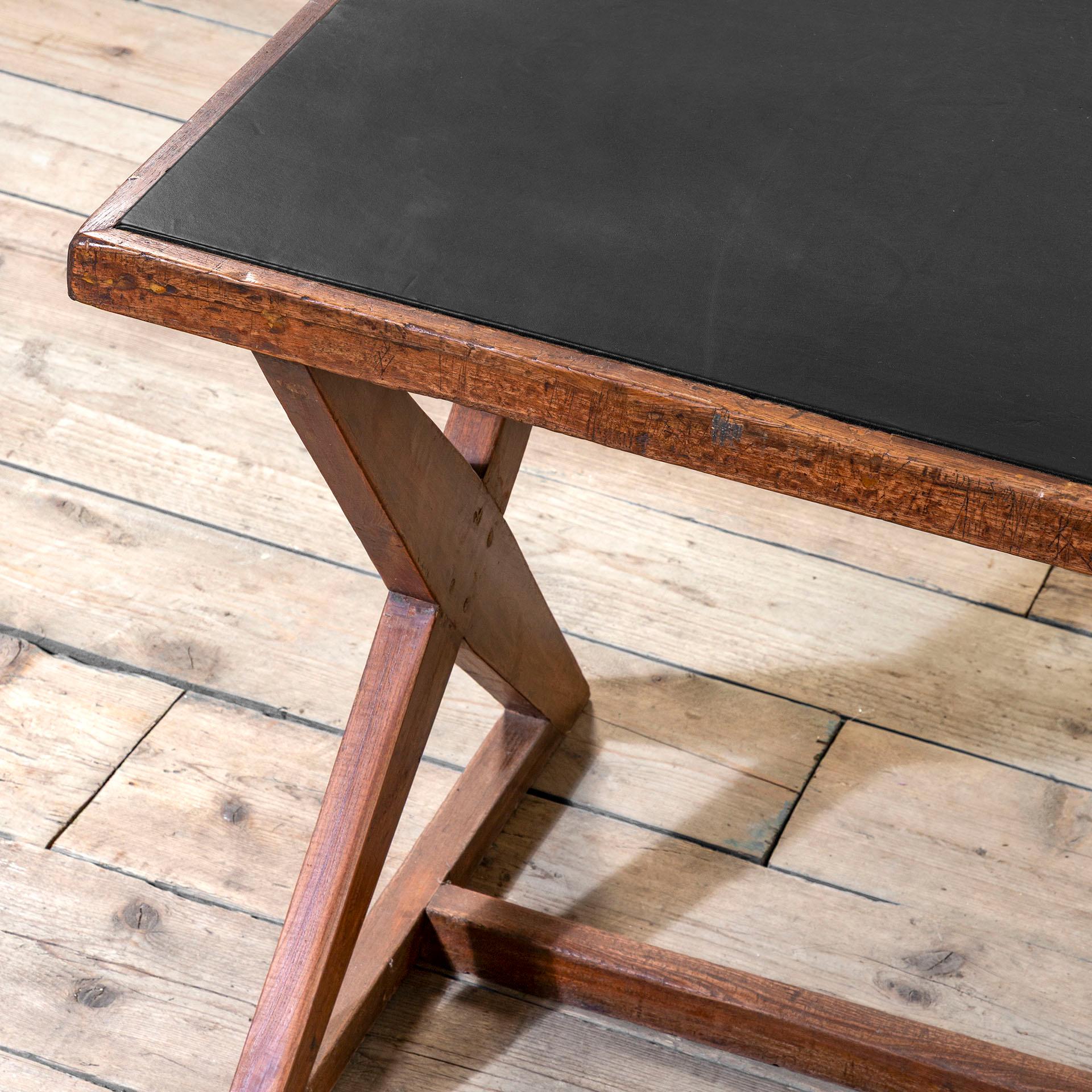 20. Jahrhundert, Pierre Jeanneret Holzschreibtisch mod. PJ-030405 (Indisch) im Angebot