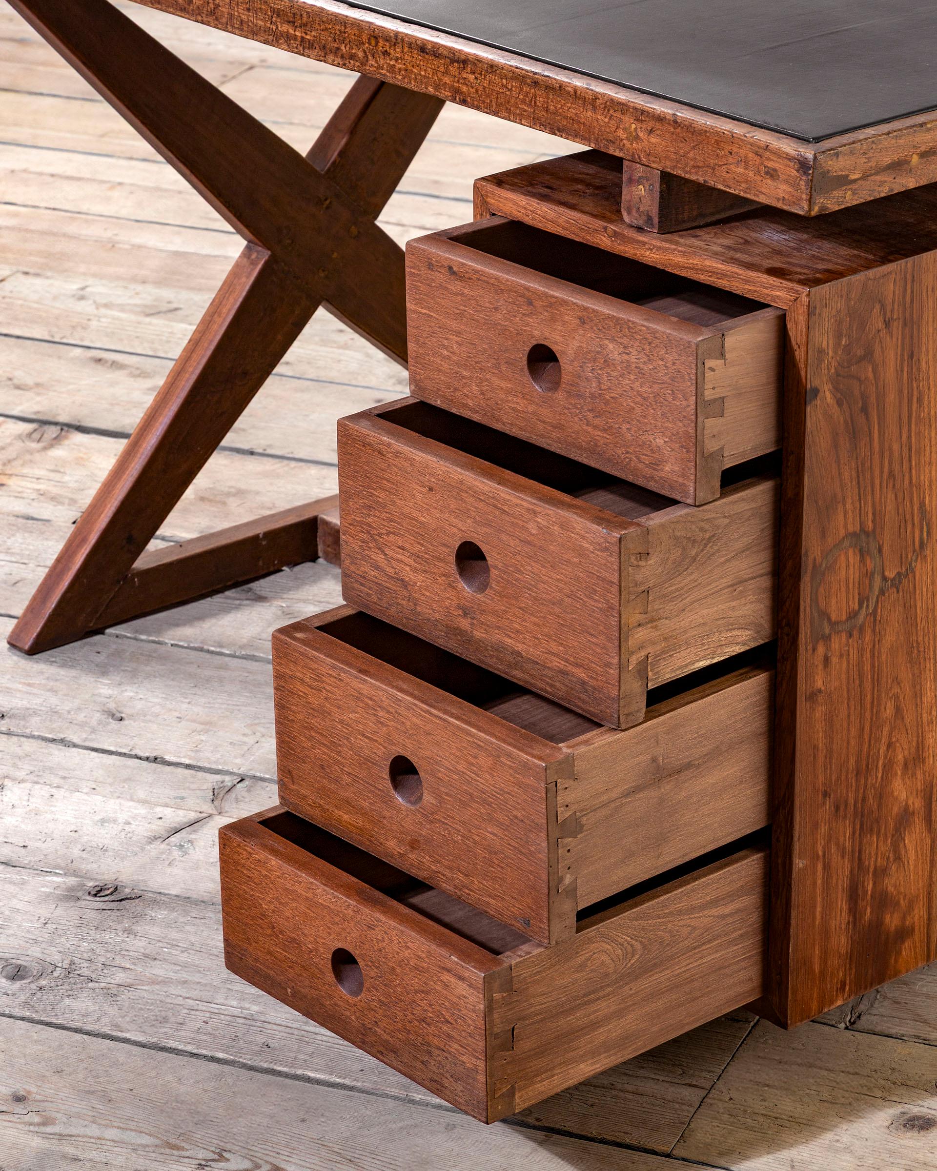 20. Jahrhundert, Pierre Jeanneret Holzschreibtisch mod. PJ-030405 im Zustand „Gut“ im Angebot in Turin, Turin