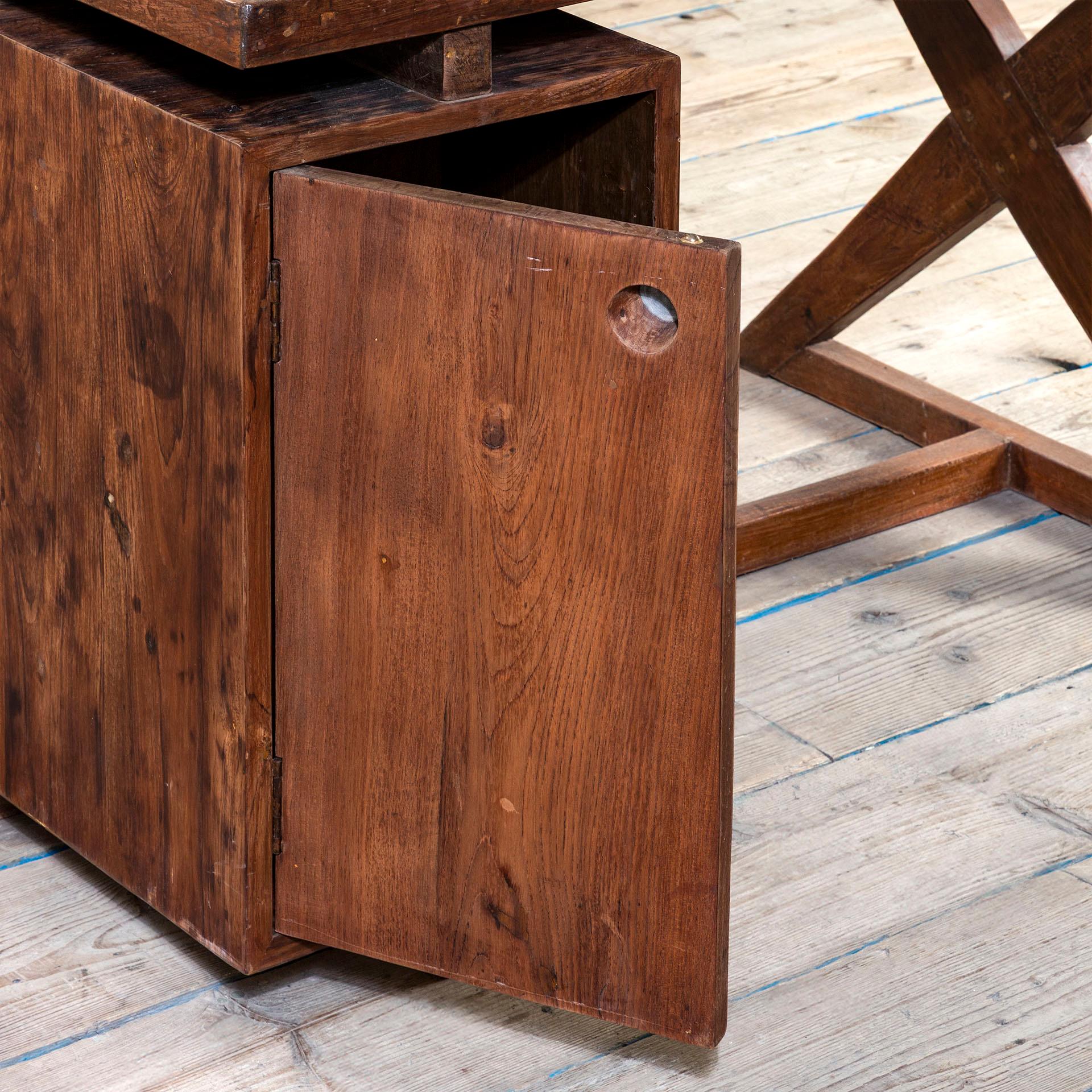 20. Jahrhundert, Pierre Jeanneret Holzschreibtisch mod. PJ-030405 (Mitte des 20. Jahrhunderts) im Angebot