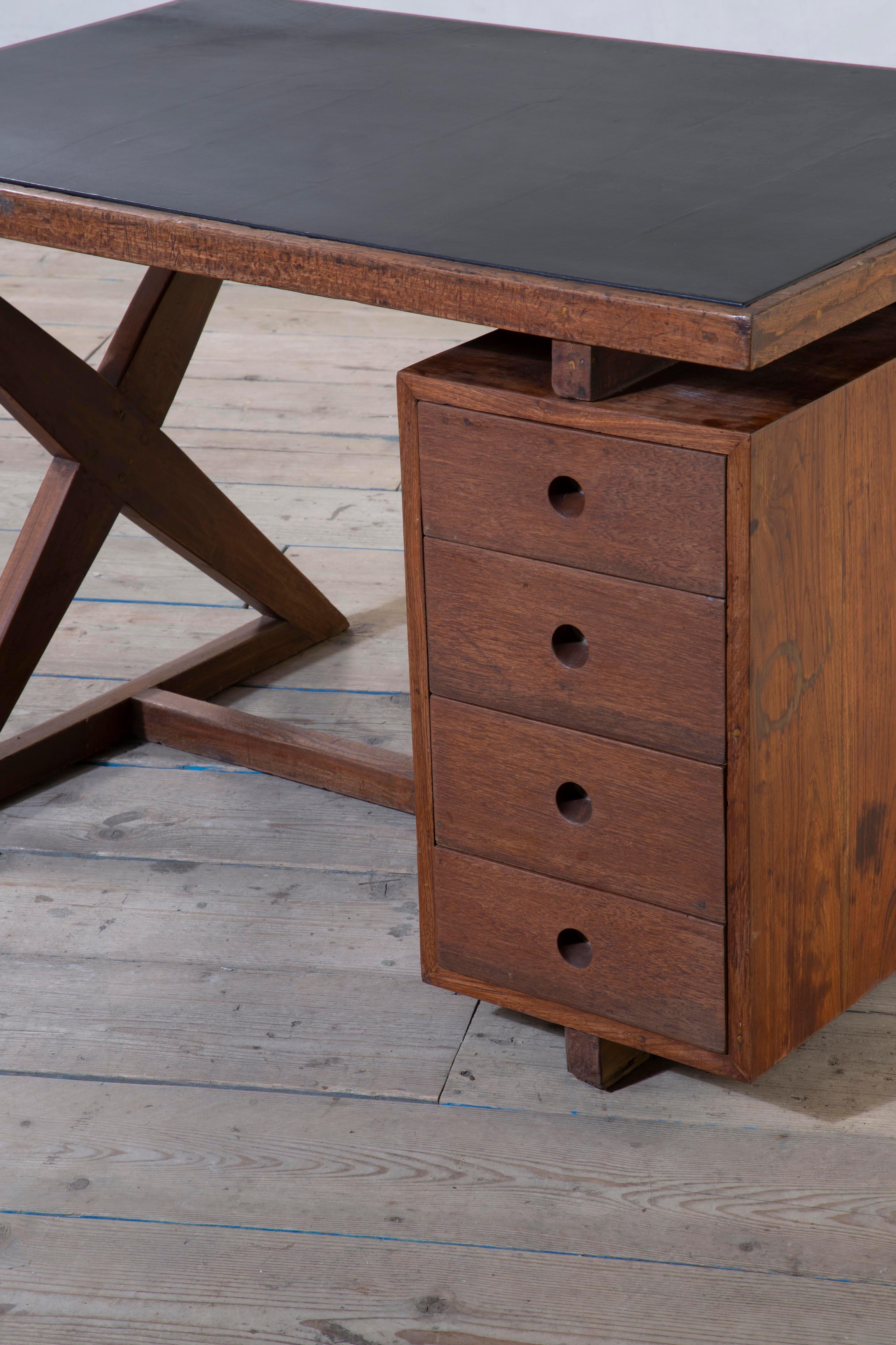 20. Jahrhundert, Pierre Jeanneret Holzschreibtisch mod. PJ-030405 im Angebot 2