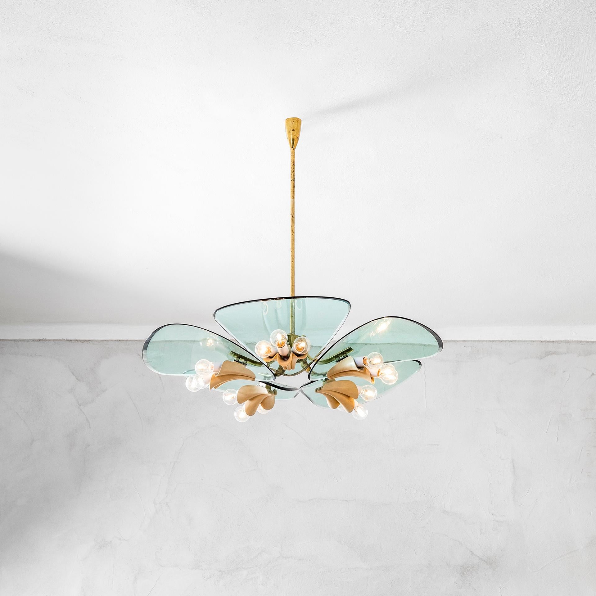 Very spectacular chandelier designed in '60s by the master of Glass Pietro Chiesa for Fontana Arte. The chandelier has the structure in brass, and the diffusers are like petals that open on a flower. Each 