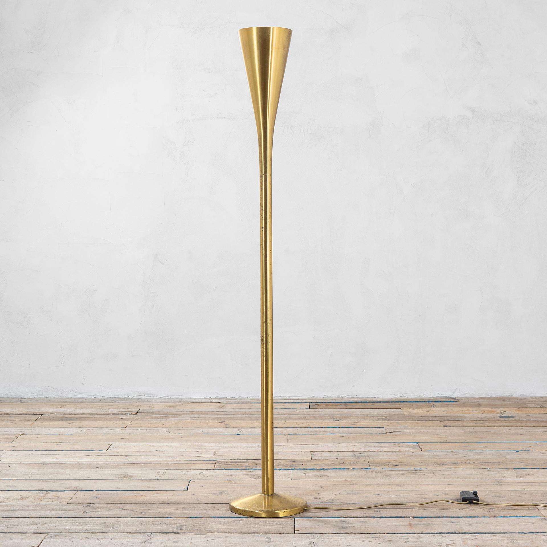 Luminator was one of the first projects designed by Pietro Chiesa, who already owned a workshop in Milan specializing in the artistic working of glass, for Fontana Arte, where he became artistic director alongside Gio Ponti. The first floor lamp