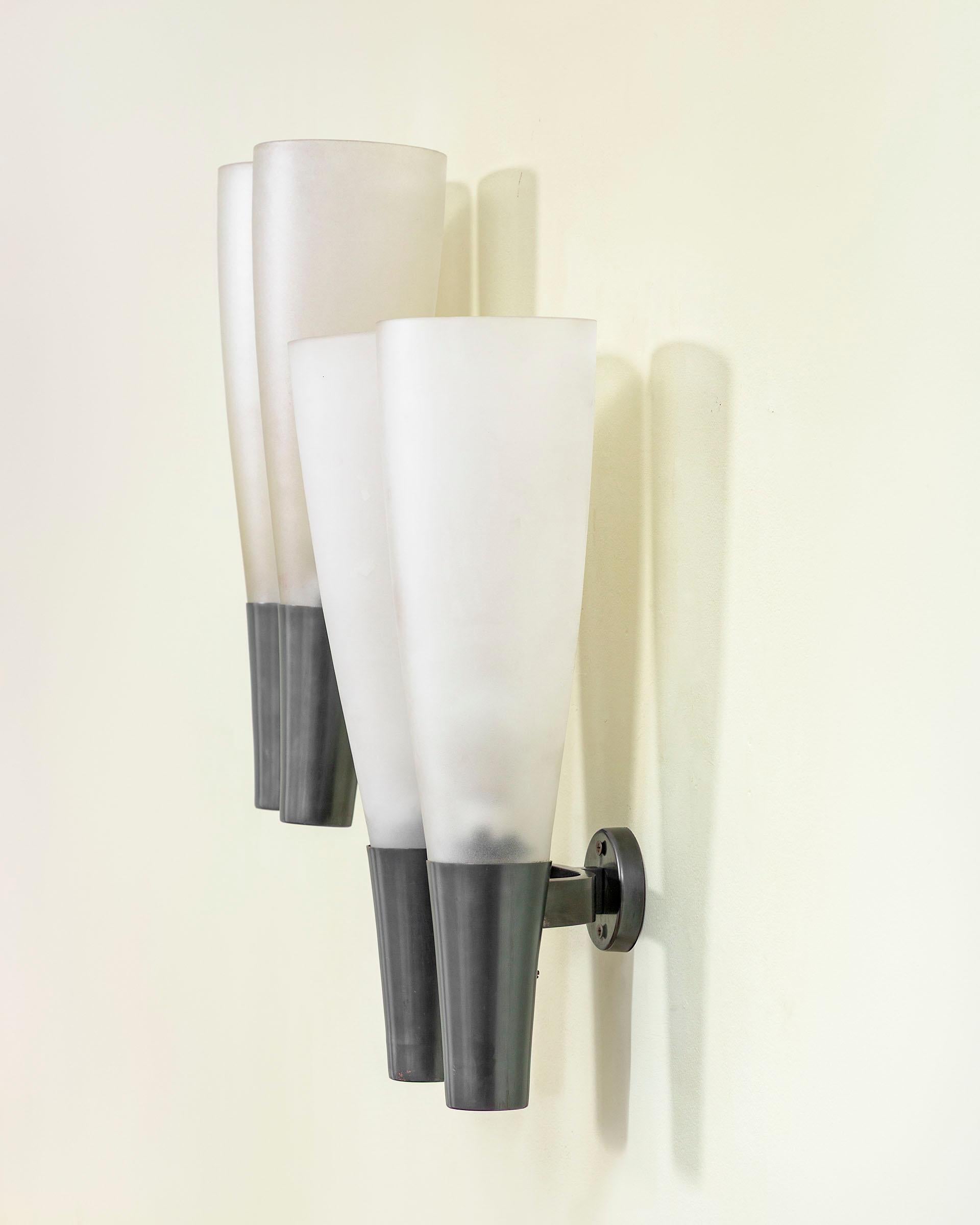siglo XX, Pietro Chiesa para Fontana Arte Pareja de apliques de pared Italian en venta