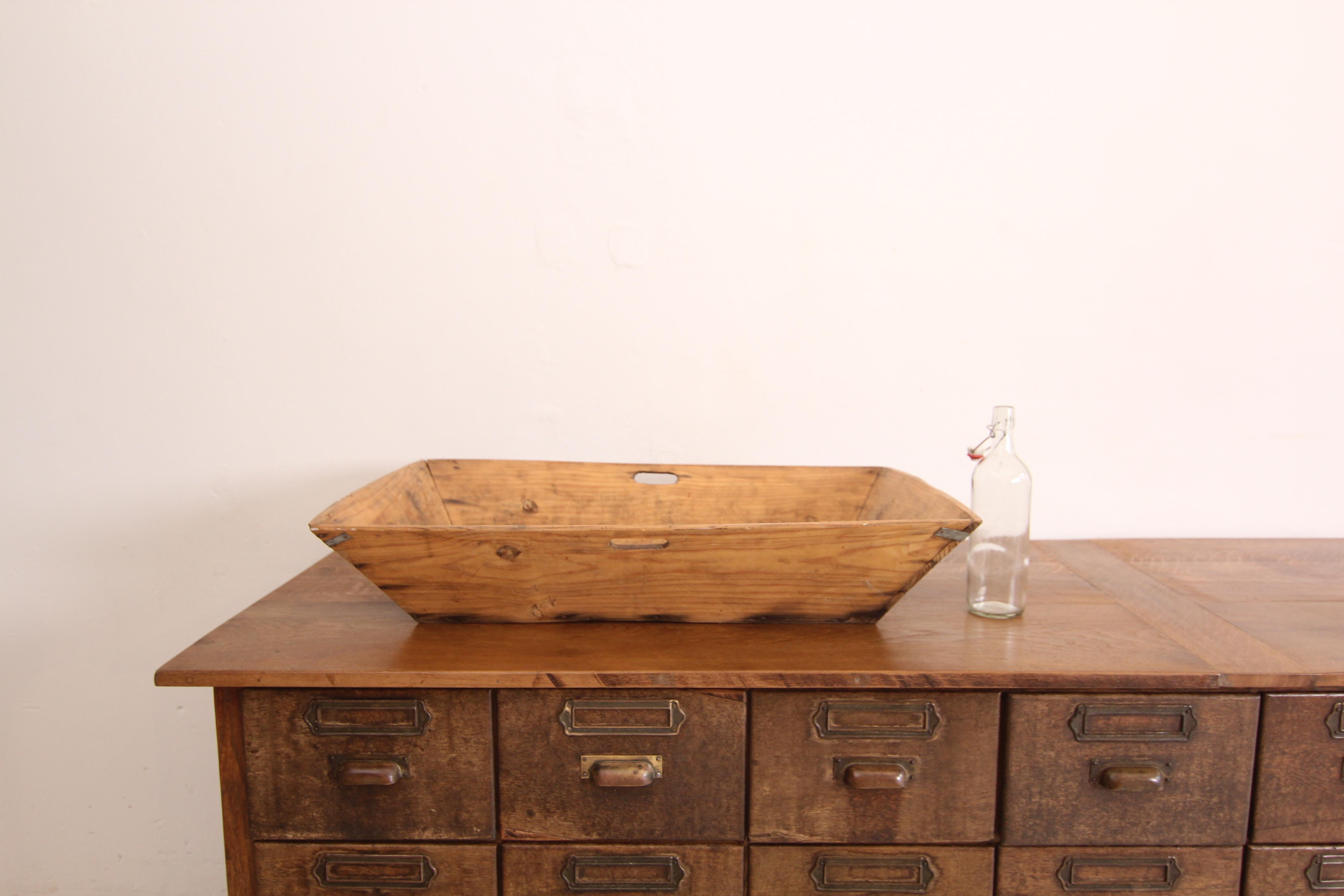 Un grande vassoio per la pasta in legno della prima metà del XX secolo. Realizzato in pino a forma di scatola di legno con lati leggermente inclinati e 2 maniglie. Tradizionalmente l'impasto per la cottura veniva preparato in questa vasca. 

Pezzo