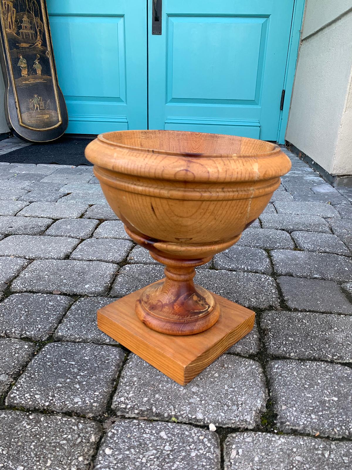 20th Century Pine Urn In Good Condition For Sale In Atlanta, GA