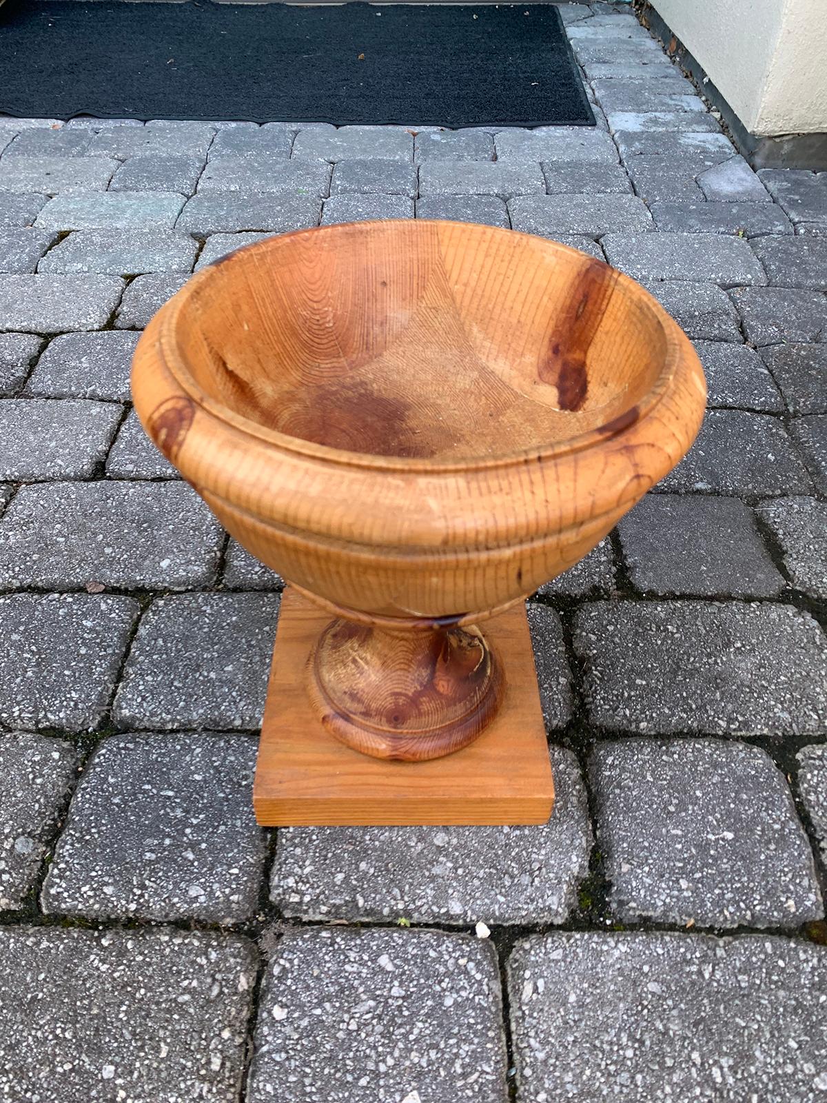 20th Century Pine Urn For Sale 1
