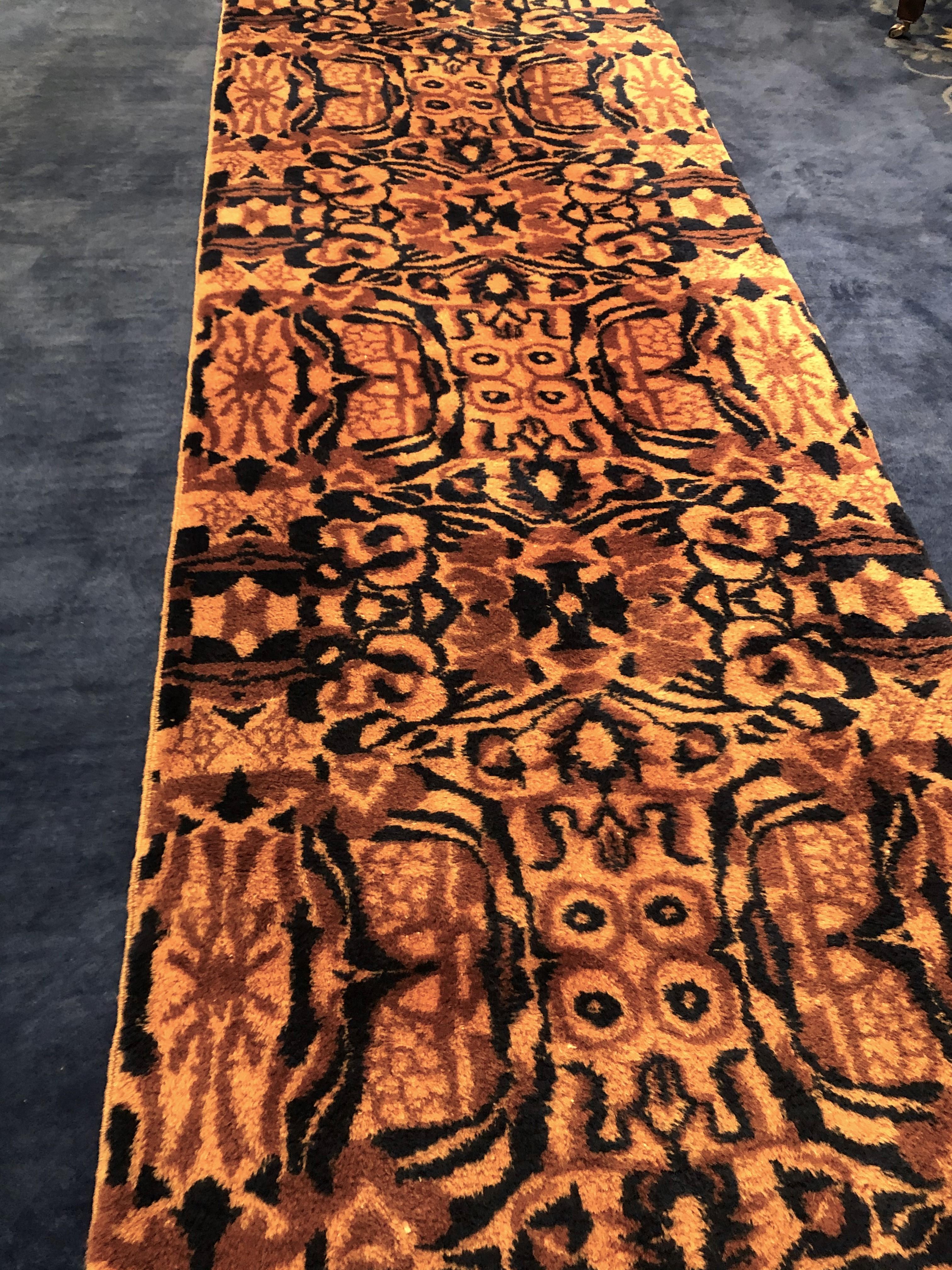 Iconic carpet of the production designed by Zeki Muren, a singer and designer much appreciated in the 1950s as well as for his skills as an artist for his eccentric style that characterized his entire production. His style and taste influenced the