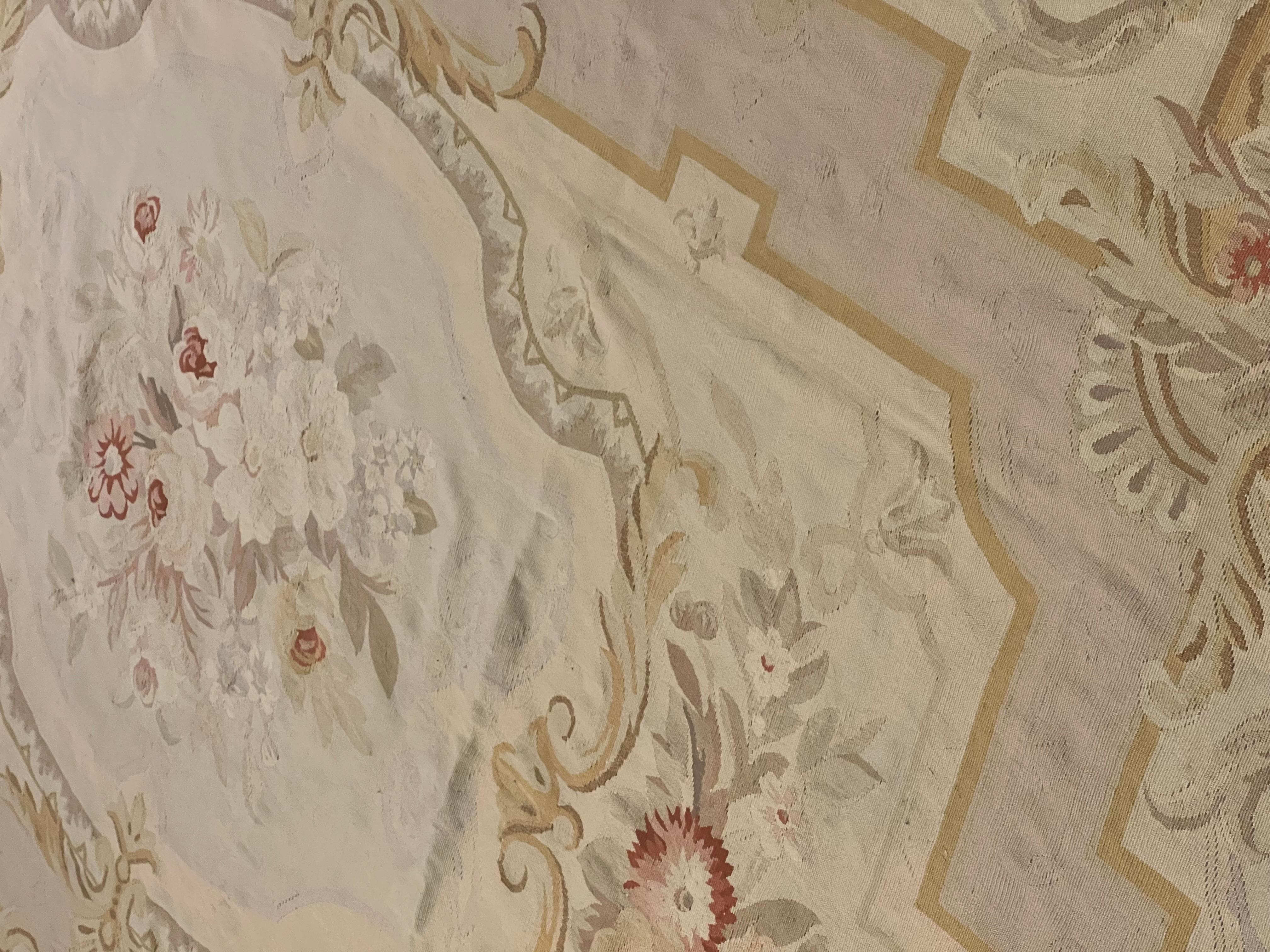 Médaillon central en forme de flore rose, violet et blanc, Aubusson, vers 1920 en vente 1