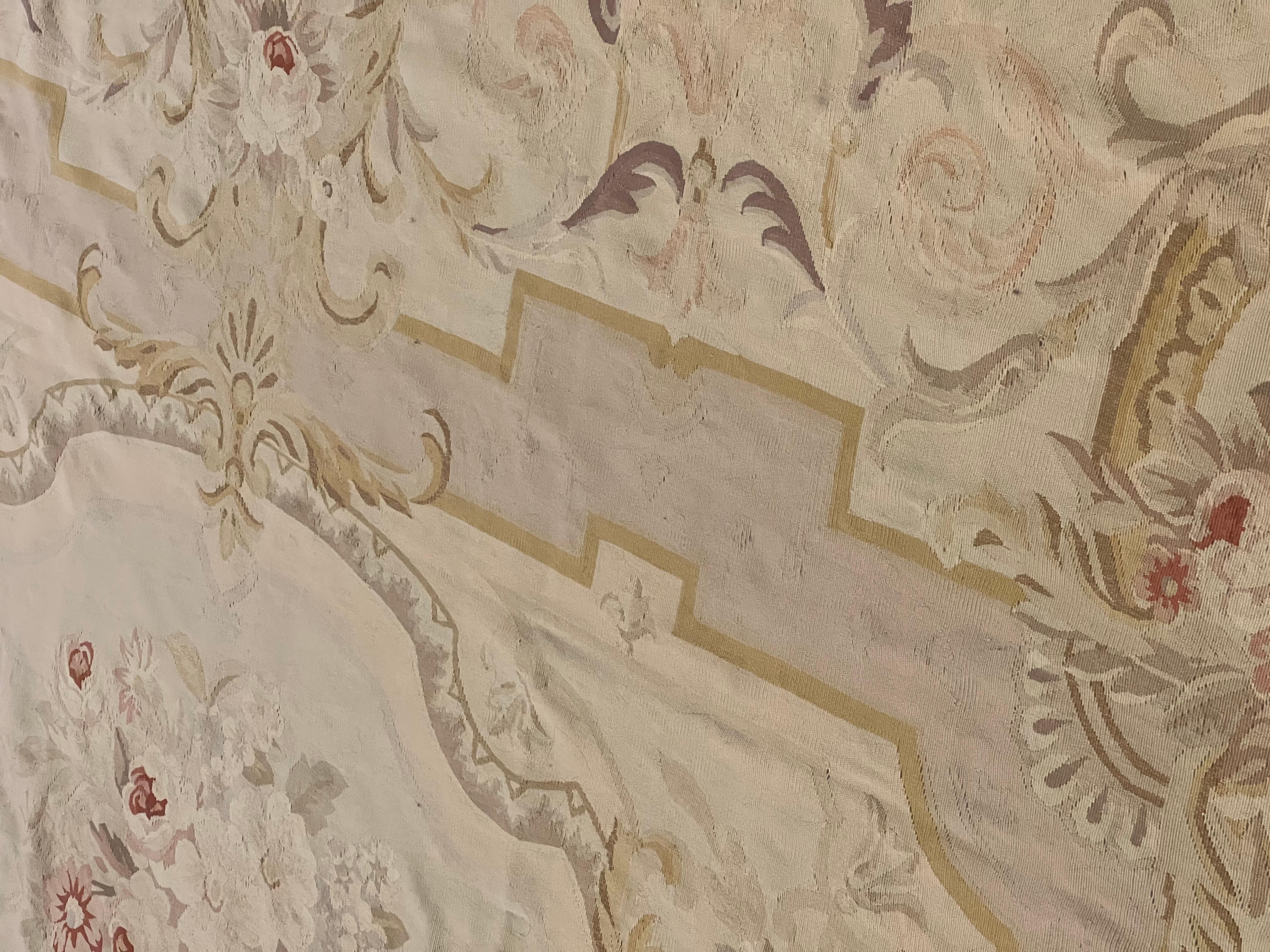 Médaillon central en forme de flore rose, violet et blanc, Aubusson, vers 1920 en vente 2