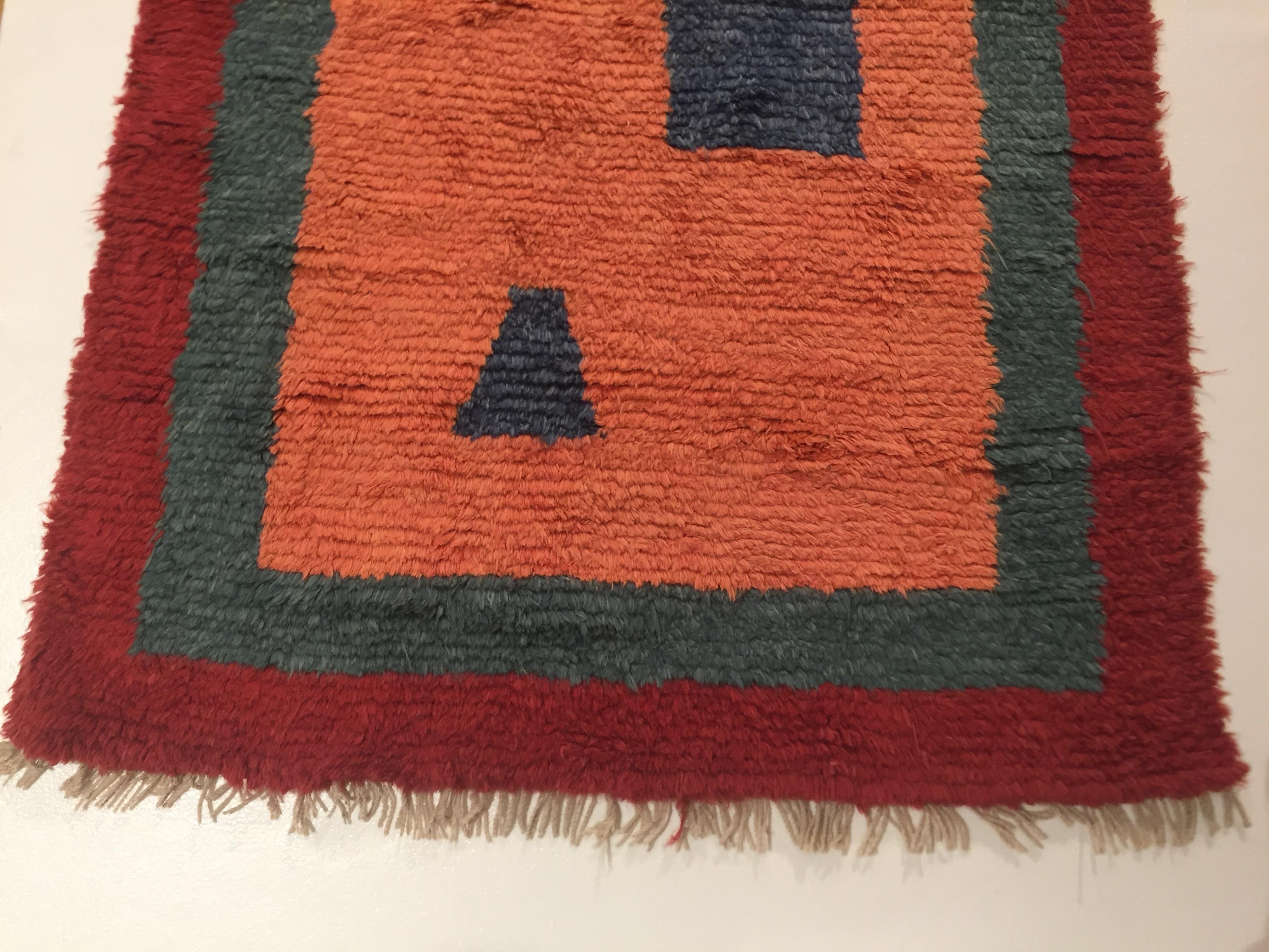 Turco Tulu nomade in lana del 20° secolo, rosa, rosso e verde, con design degli anni '70. in vendita