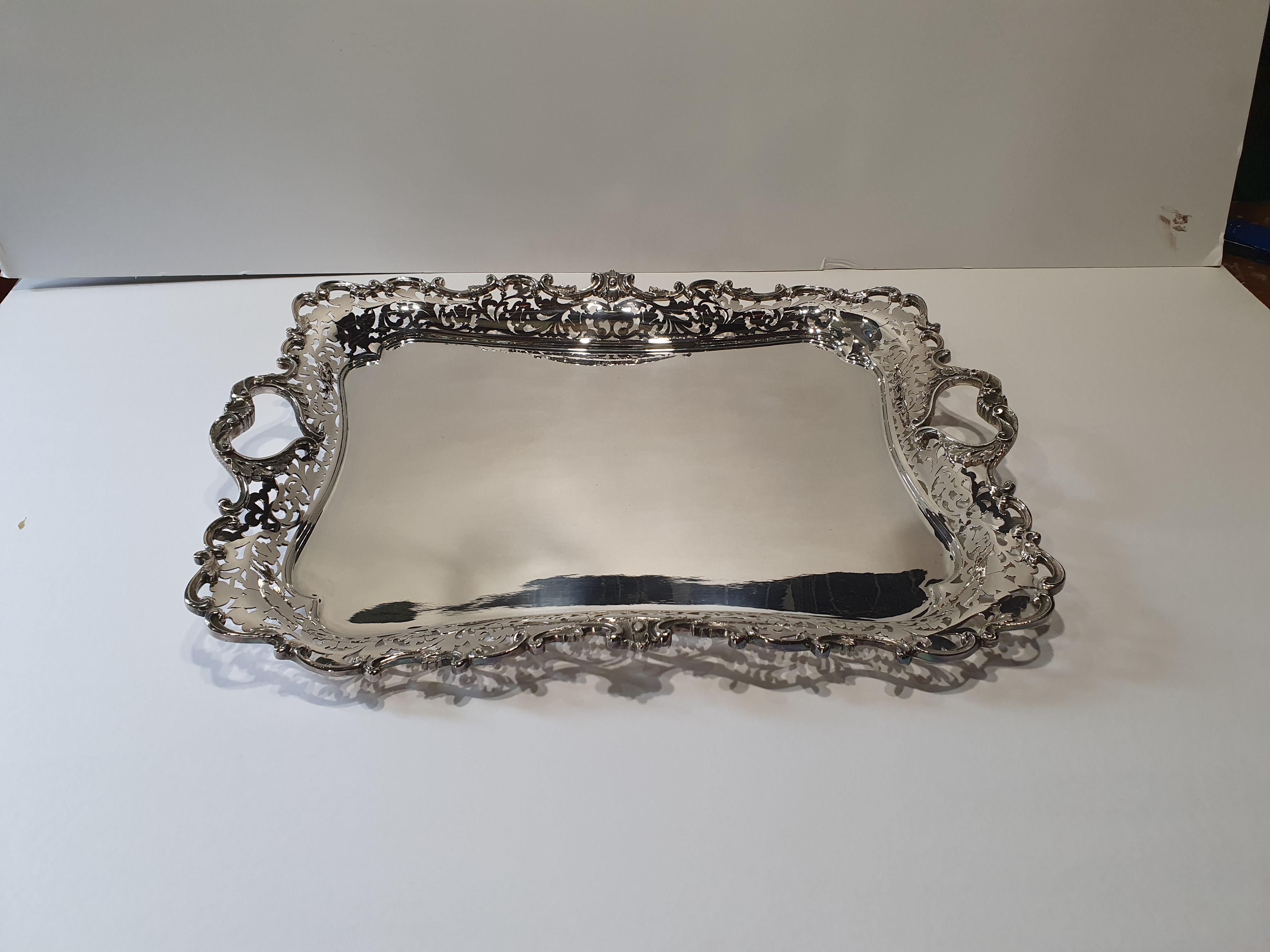 Preciosa bandeja de plata de ley con dos asas. Espléndido trabajo de los grandes plateros italianos.
El maravilloso trabajo hecho a mano hace que los bordes de este objeto parezcan un encaje. 
Messulam, fundado en Milán en 1882, fue hasta su