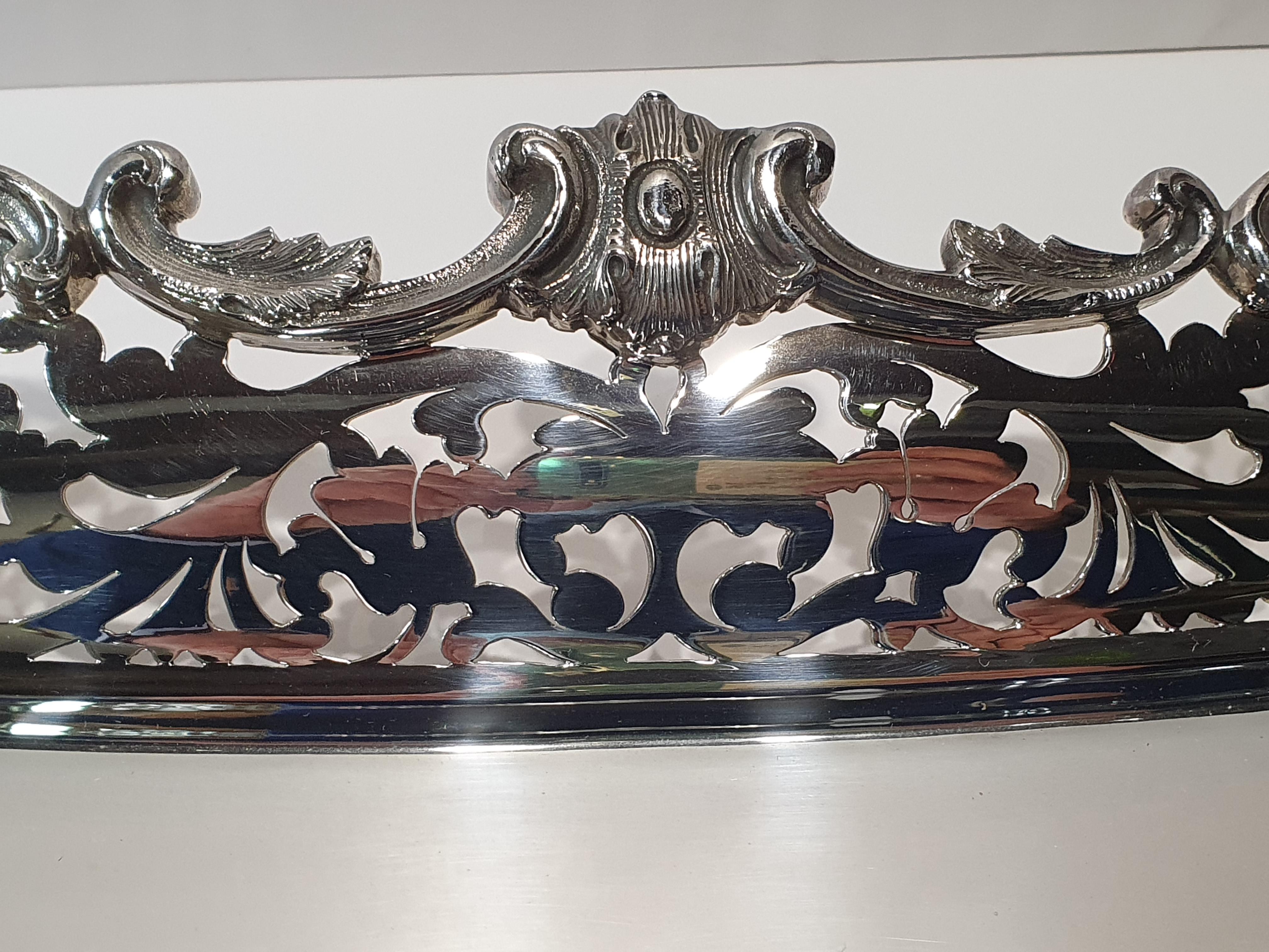 Bandeja para servir de plata de ley artesanal pircada del siglo XX, Italia, 1998 Renacimiento barroco en venta