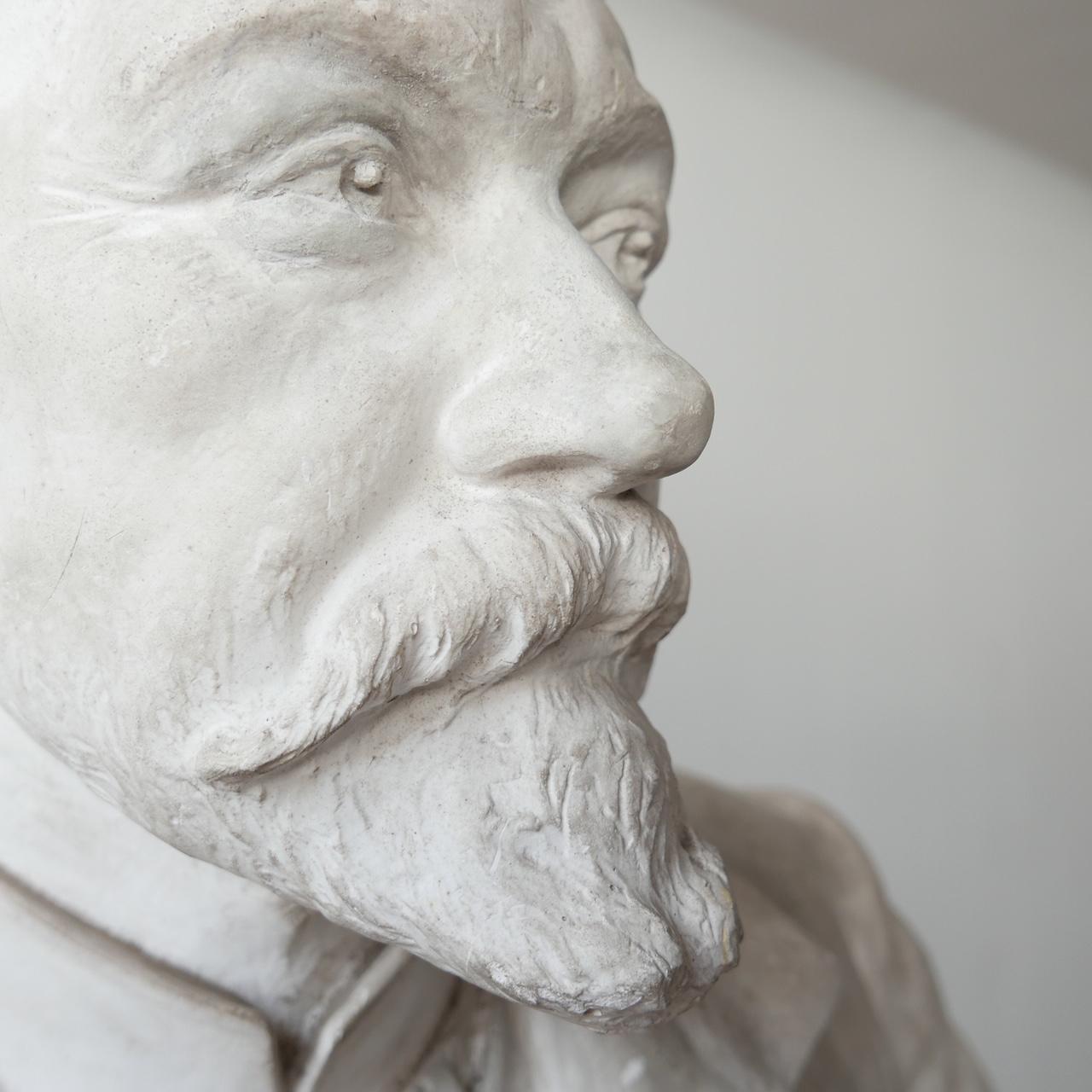 A large plaster bust of a gentleman. 

Brought in Belgium, likely mid-late 20th century.

Generally good condition, some evidence of repairs to the lapels. 


   