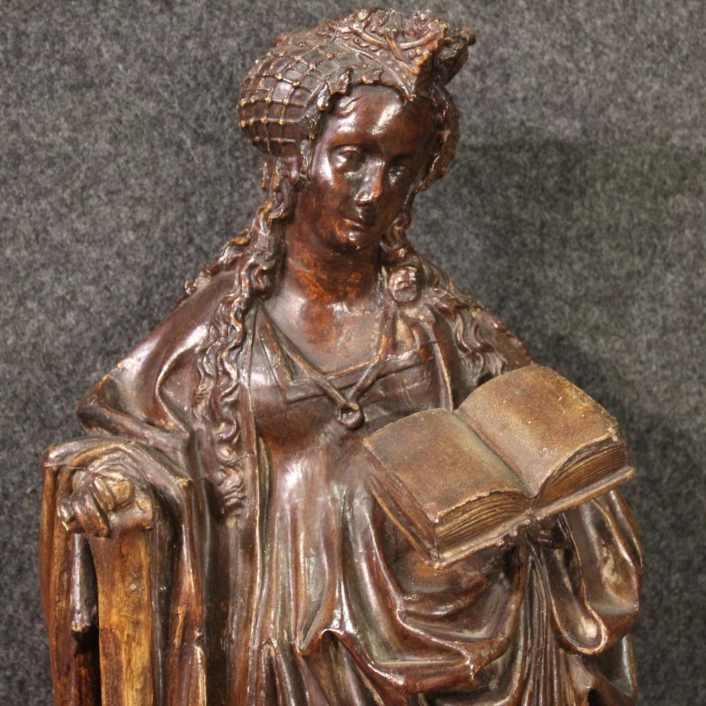 Gipsstatue aus der Mitte des 20. Jahrhunderts, die die Heilige Katharina von Alexandrien darstellt. Werk, das offensichtlich ein Original aus dem sechzehnten Jahrhundert im flämischen Stil reproduziert. Skulptur aus der Mitte in einer schönen