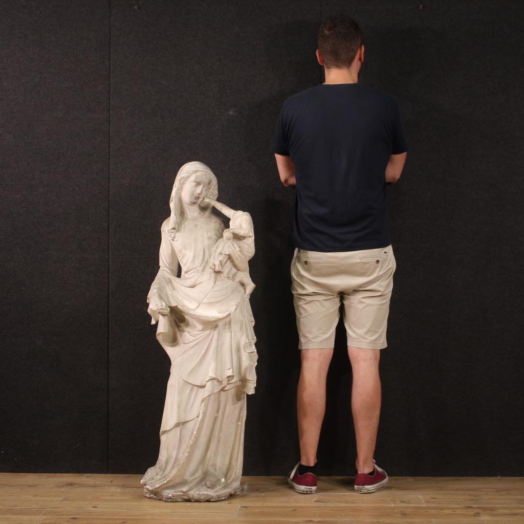Große italienische Skulpturen aus der ersten Hälfte des 20. Jahrhunderts. Fein gearbeitete Gipsarbeit, die eine Madonna mit Kind im Stil der Renaissance darstellt, von hervorragender Qualität. Skulptur von großer Größe und Wirkung, für