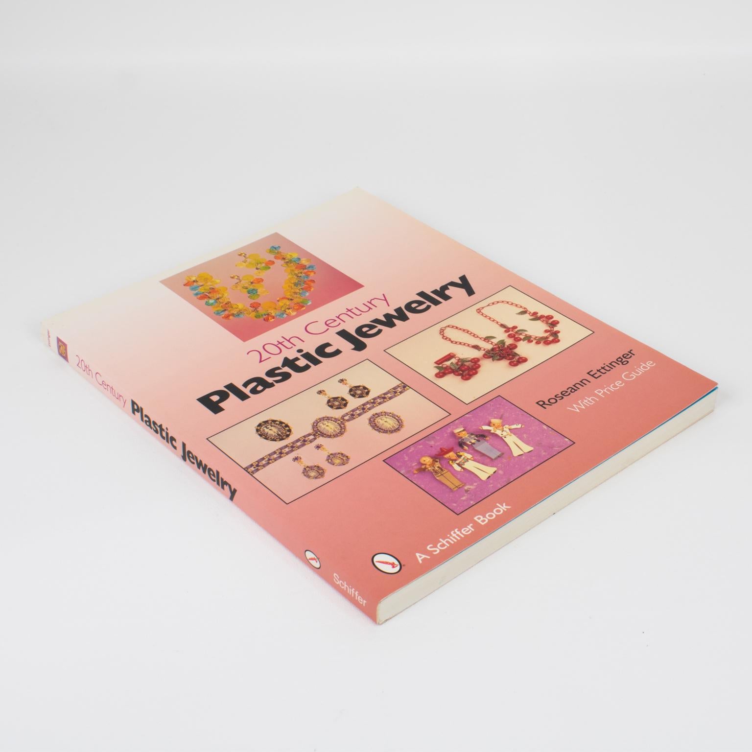 20th-Century Plastic Jewelry, livre en anglais de Roseann Ettinger, 2007.
Explorez les créations de bijoux en plastique naturel et synthétique tout au long du 20e siècle. Ce livre amusant et visuellement passionnant présente chronologiquement des