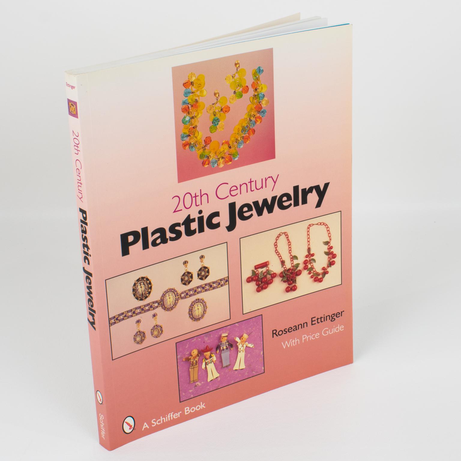 Américain 20th Century Plastic Jewelry, livre en anglais de Roseann Ettinger, 2007 en vente