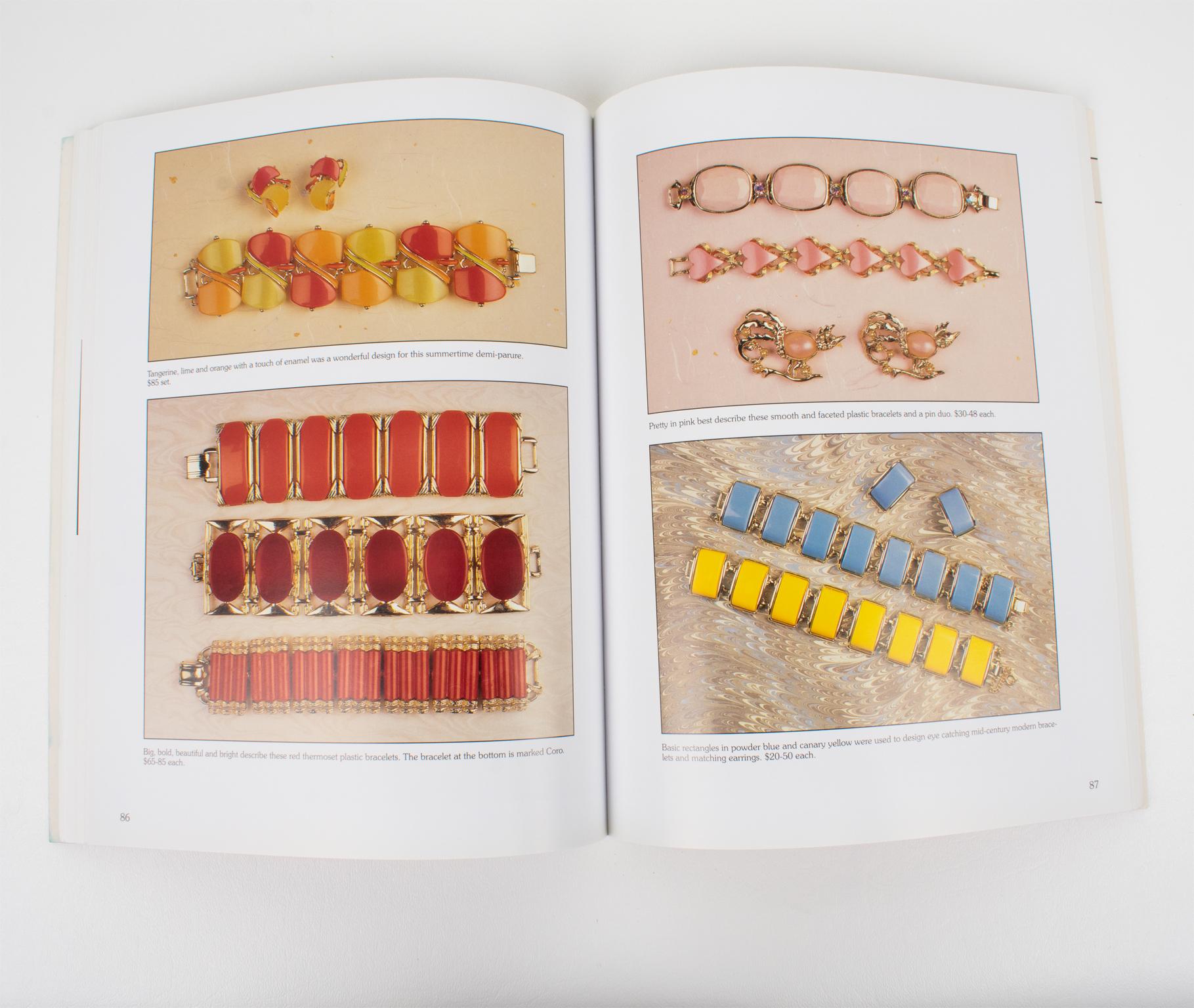 XXIe siècle et contemporain 20th Century Plastic Jewelry, livre en anglais de Roseann Ettinger, 2007 en vente