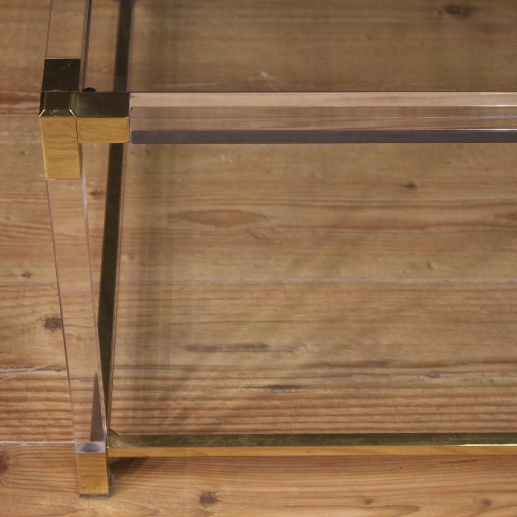 Italienischer Couchtisch aus Plexiglasglas und Goldmetall im Design des 20. Jahrhunderts, 1980 im Angebot 1