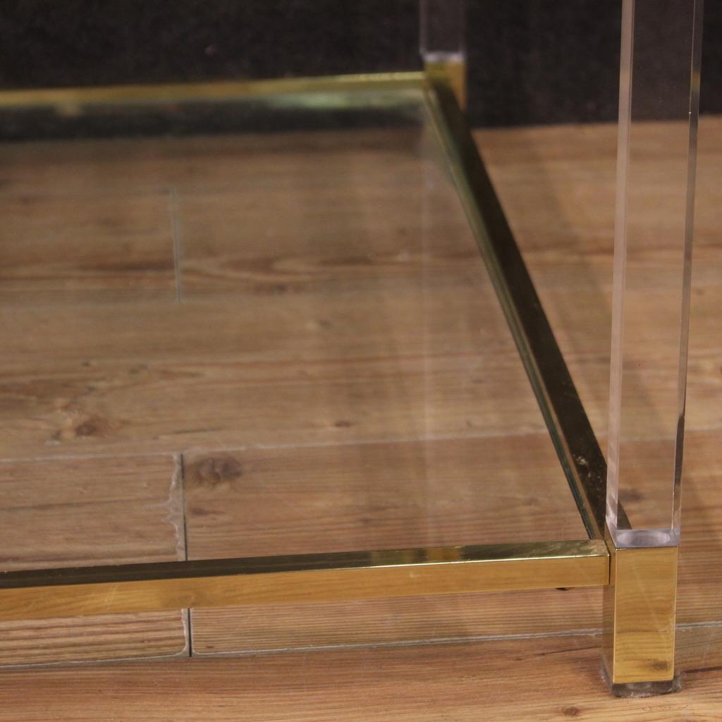 Table basse italienne en plexiglas et métal doré du 20e siècle, 1980 en vente 1