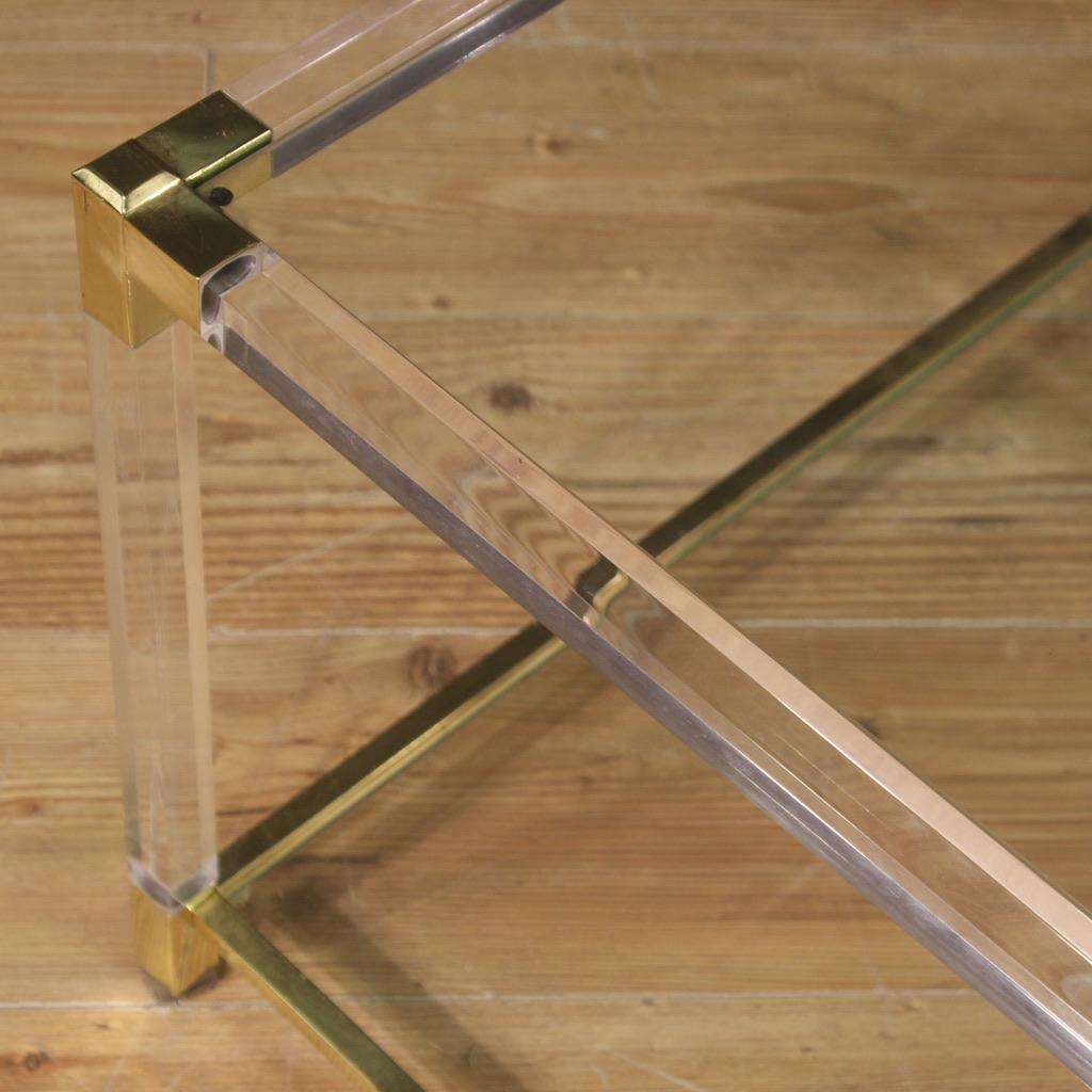 Table basse italienne en plexiglas et métal doré du 20e siècle, 1980 en vente 3