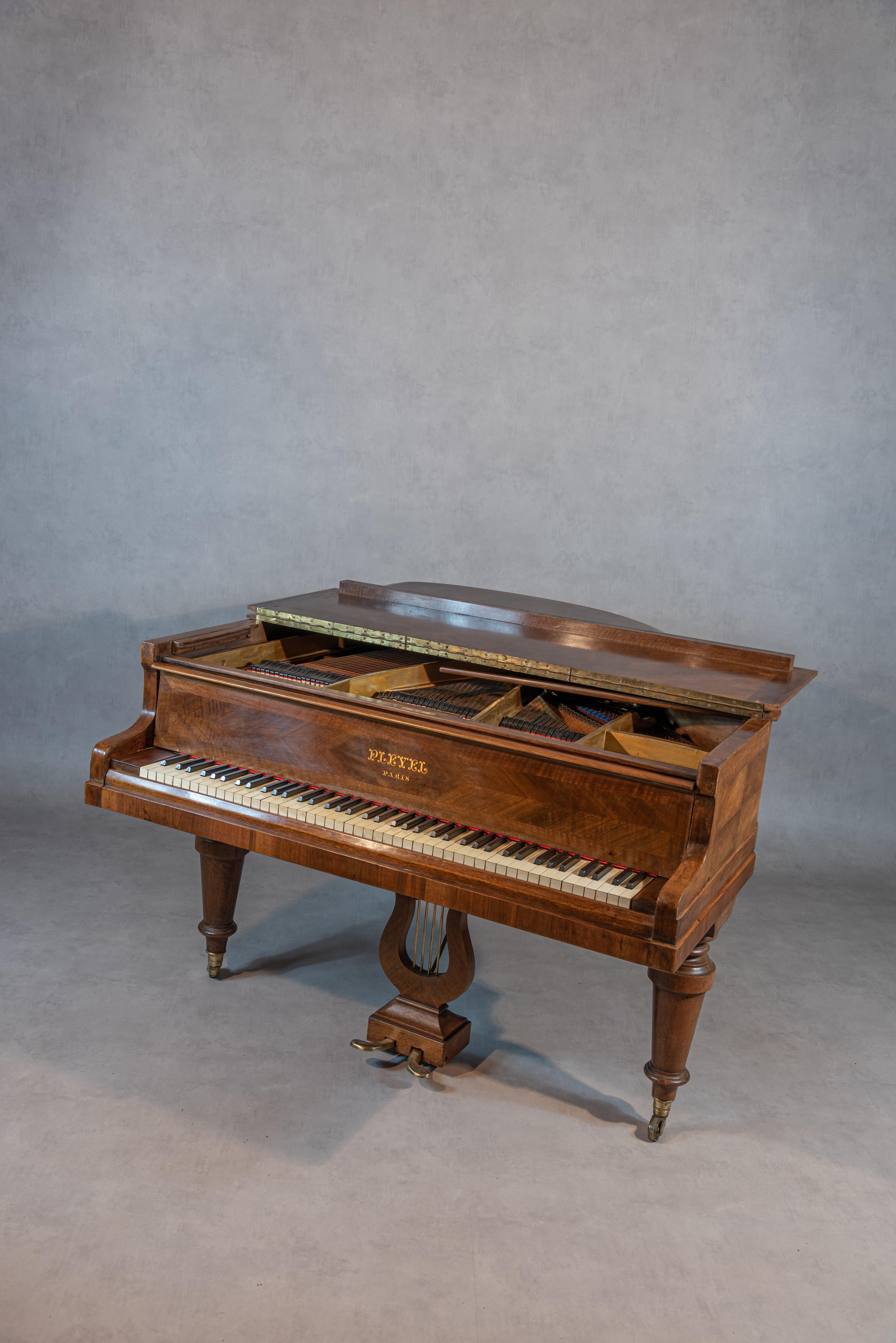 This French Early 20th Century Pleyel baby grand piano is truly exceptional. The Pleyel brand is legendary and has been favored by renowned composers such as Chopin, Debussy, and Ravel for its rich and unique sound. This particular piano is in