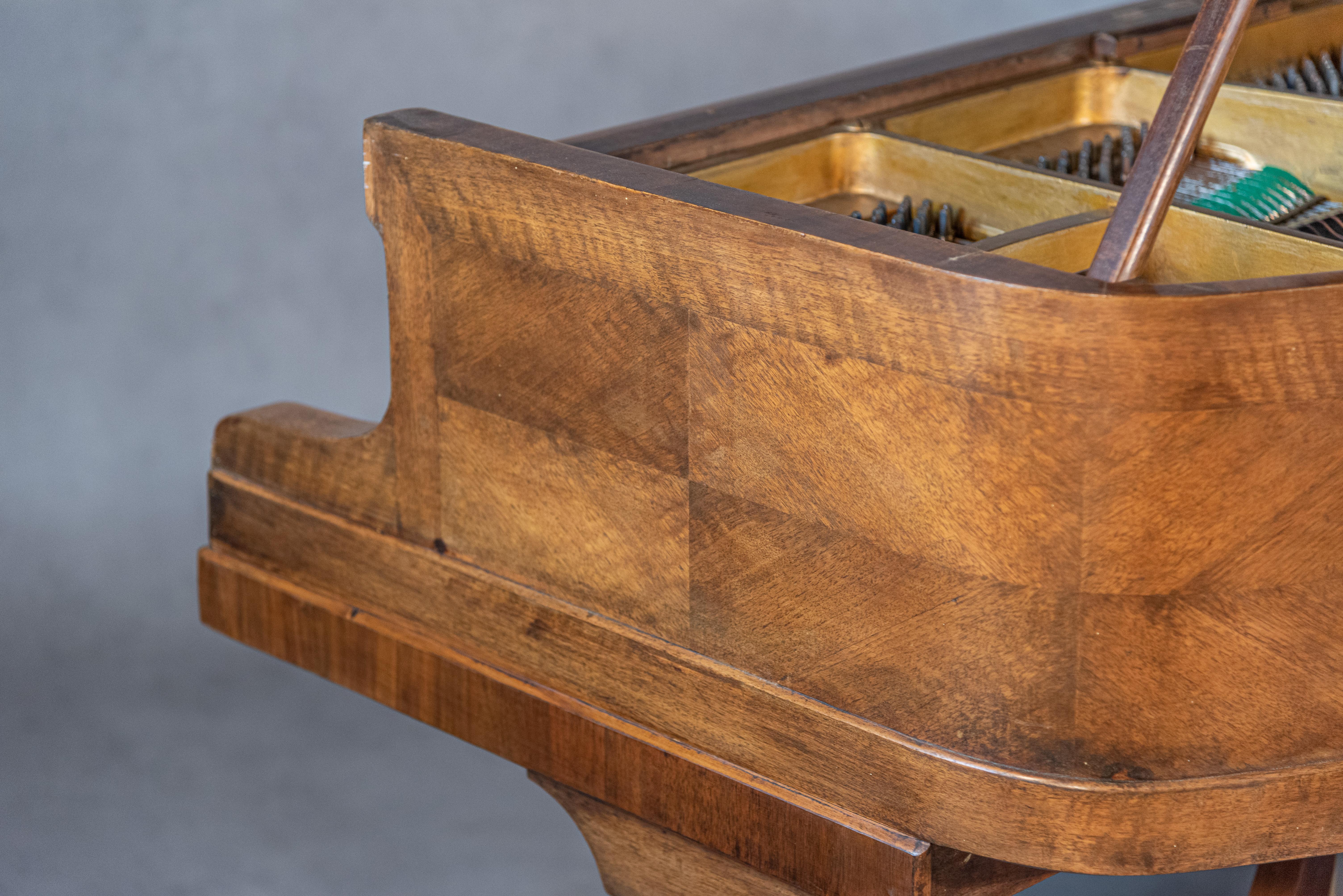 Noyer Modèle 3Bis Baby Grand Piano en pleyel du 20ème siècle en vente