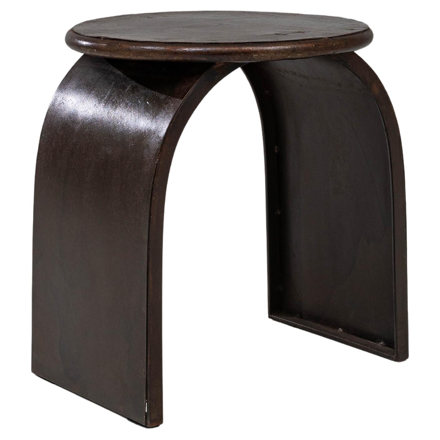 Polnischer industrieller geschwungener Metallhocker des 20.