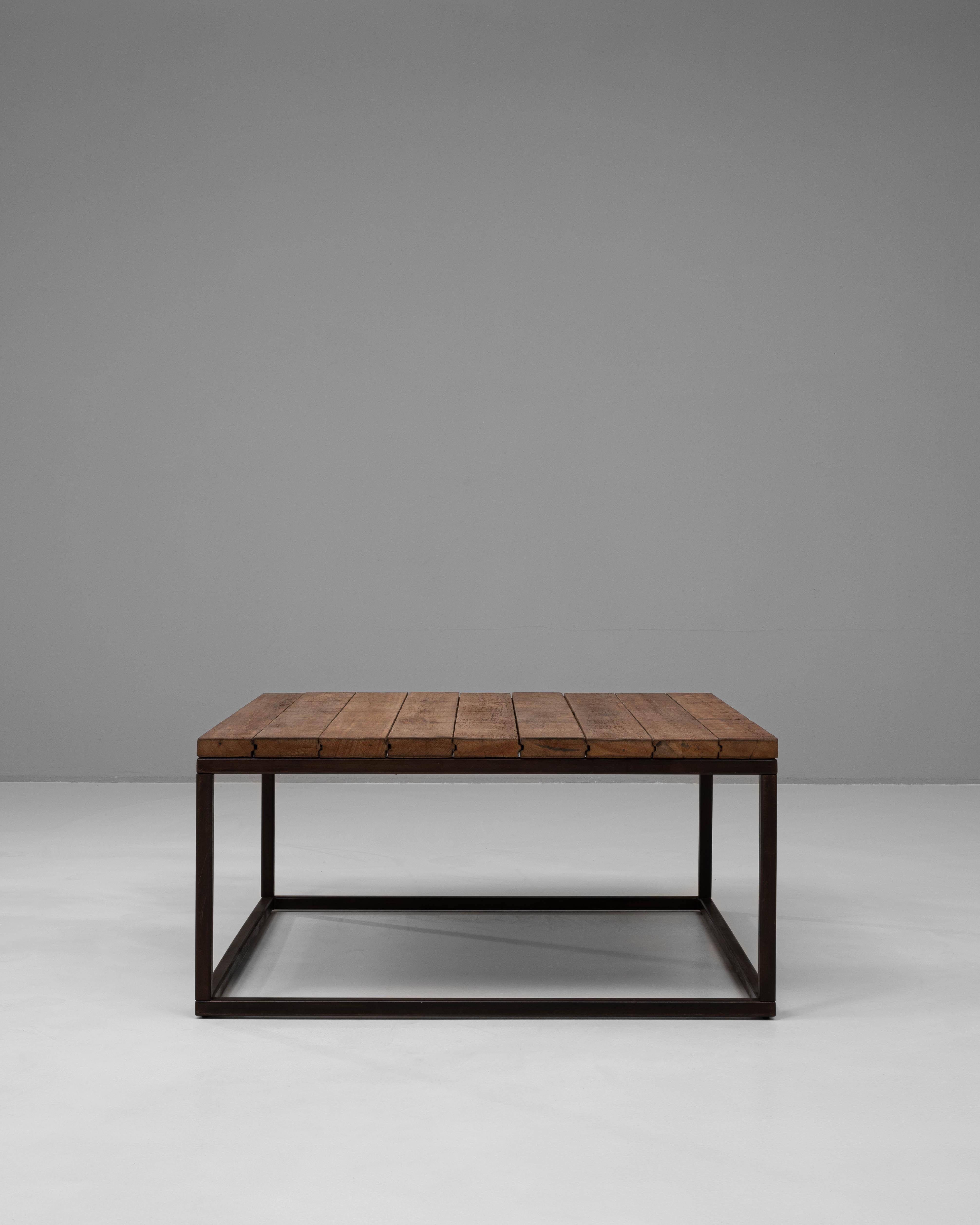 Cette table basse polonaise du 20e siècle combine harmonieusement des éléments de design industriel et rustique. Doté d'un cadre métallique robuste associé à un plateau en bois récupéré, il offre à la fois durabilité et charme esthétique. Le grain