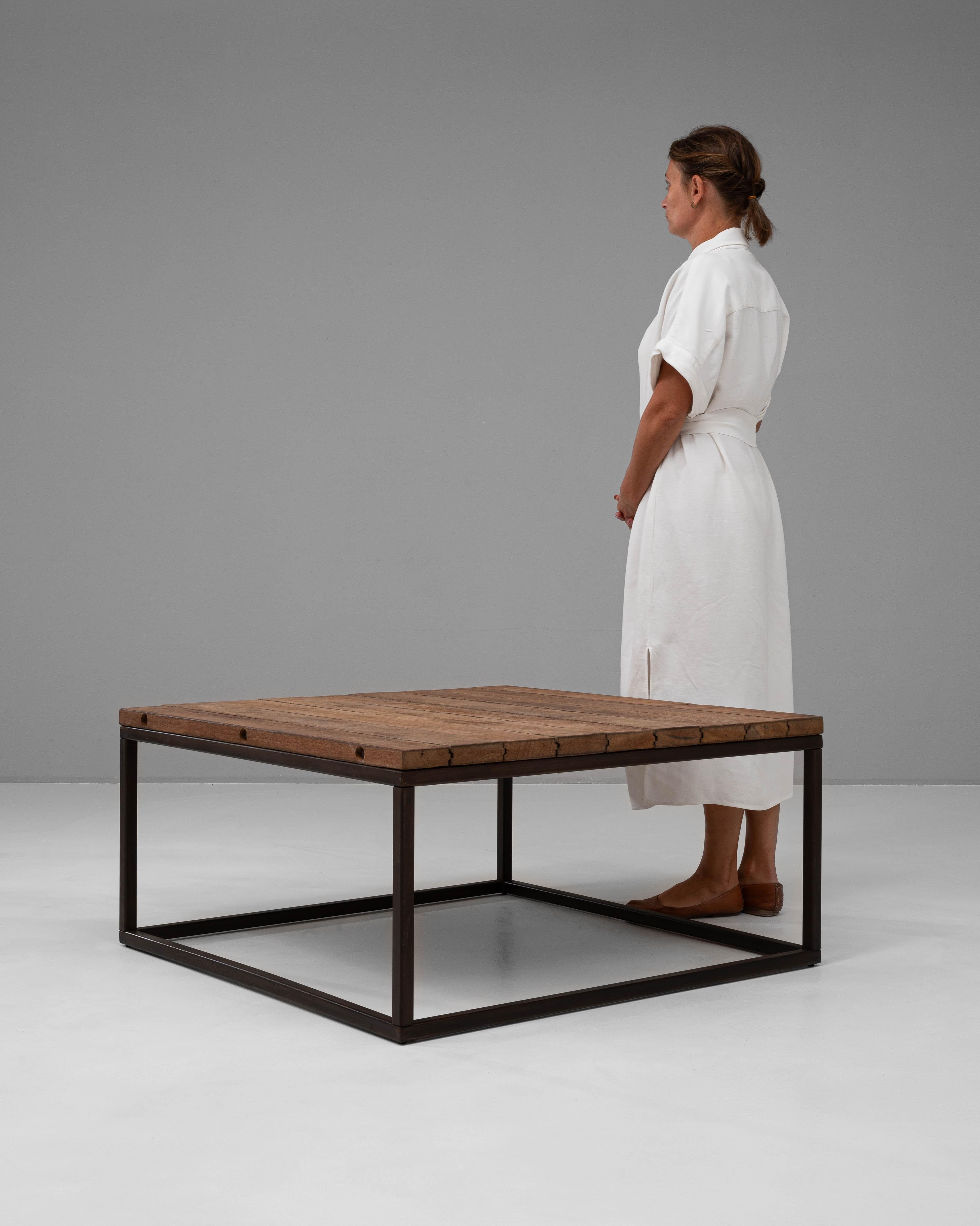 Table basse polonaise du 20ème siècle avec plateau en bois Bon état - En vente à High Point, NC