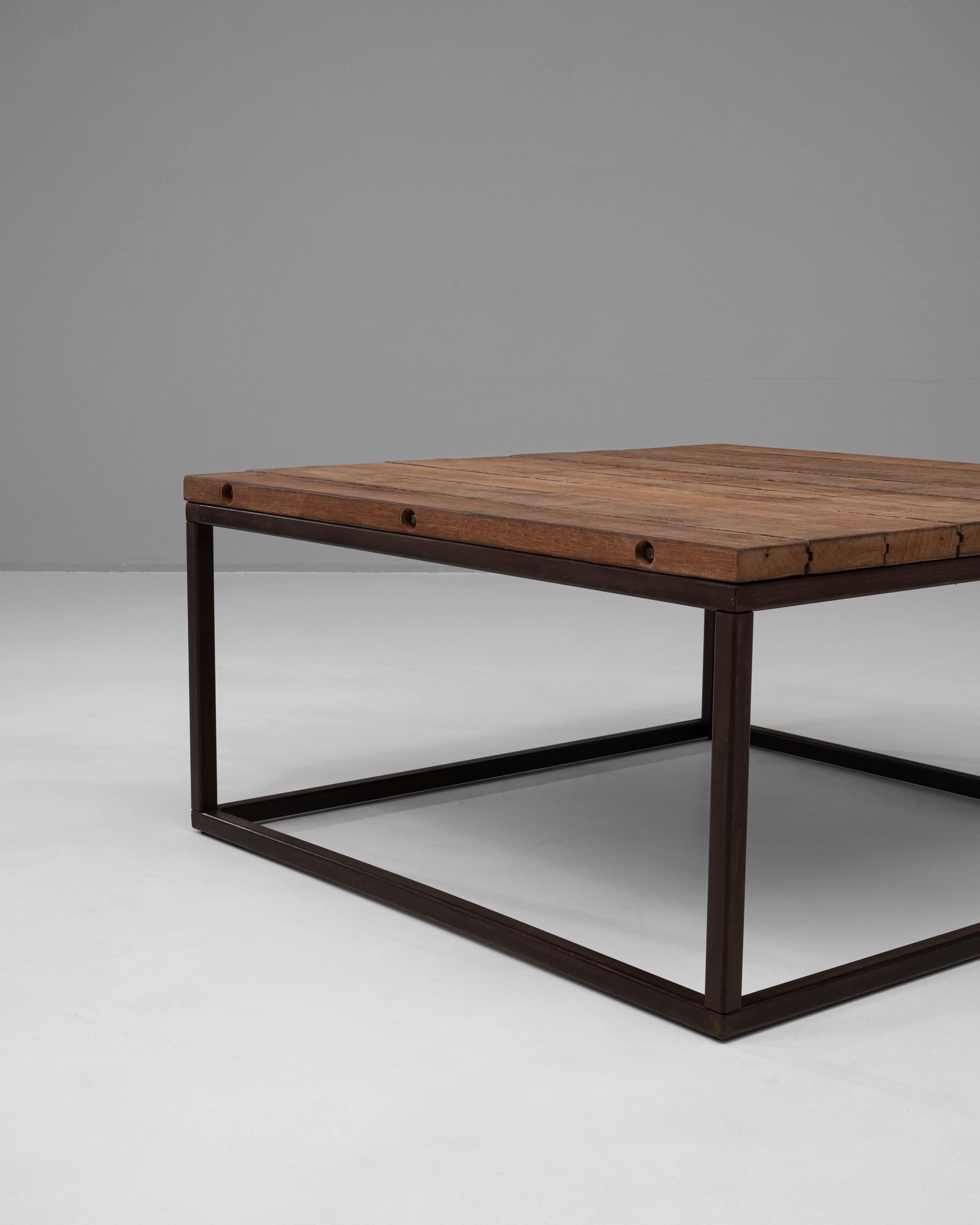 20ième siècle Table basse polonaise du 20ème siècle avec plateau en bois en vente