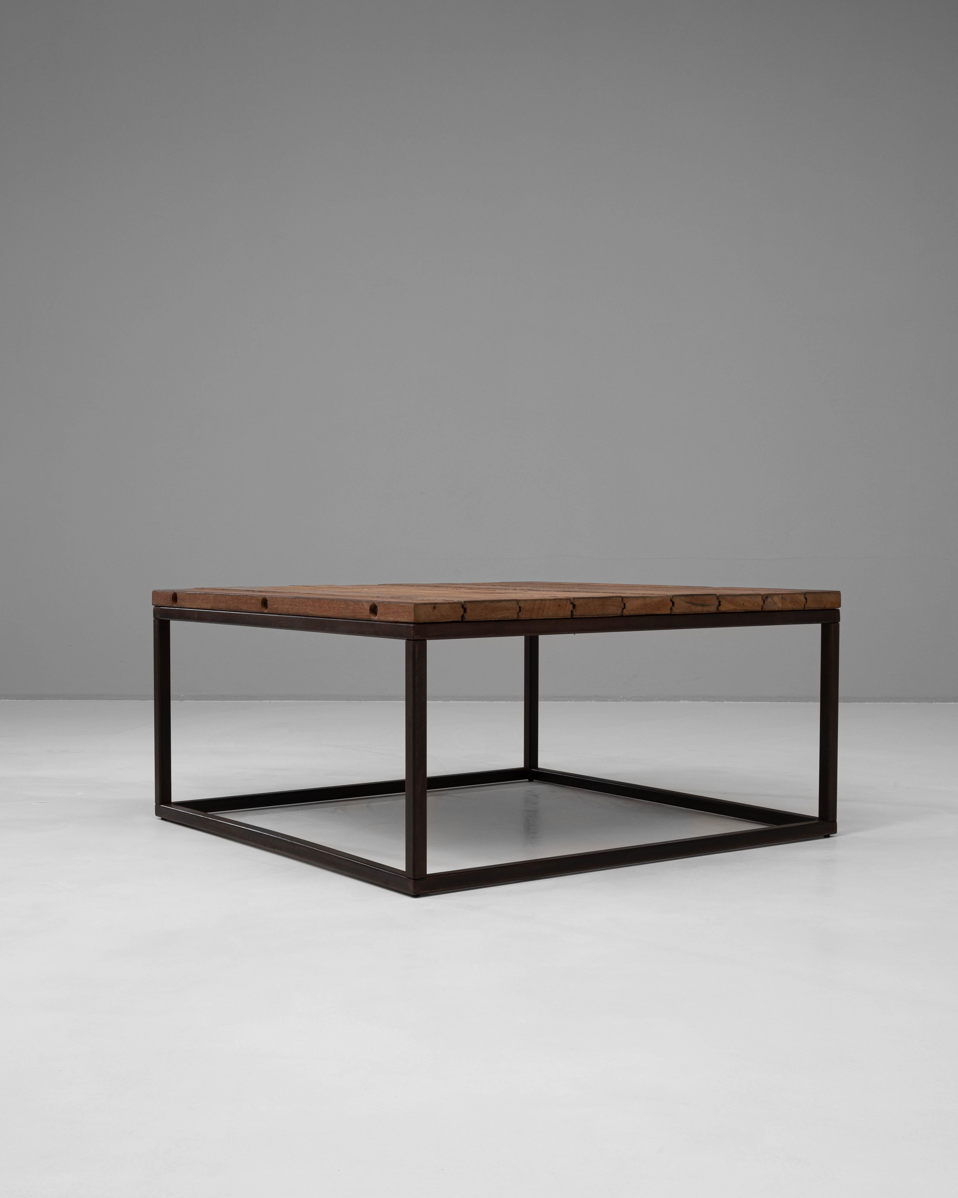 Métal Table basse polonaise du 20ème siècle avec plateau en bois en vente