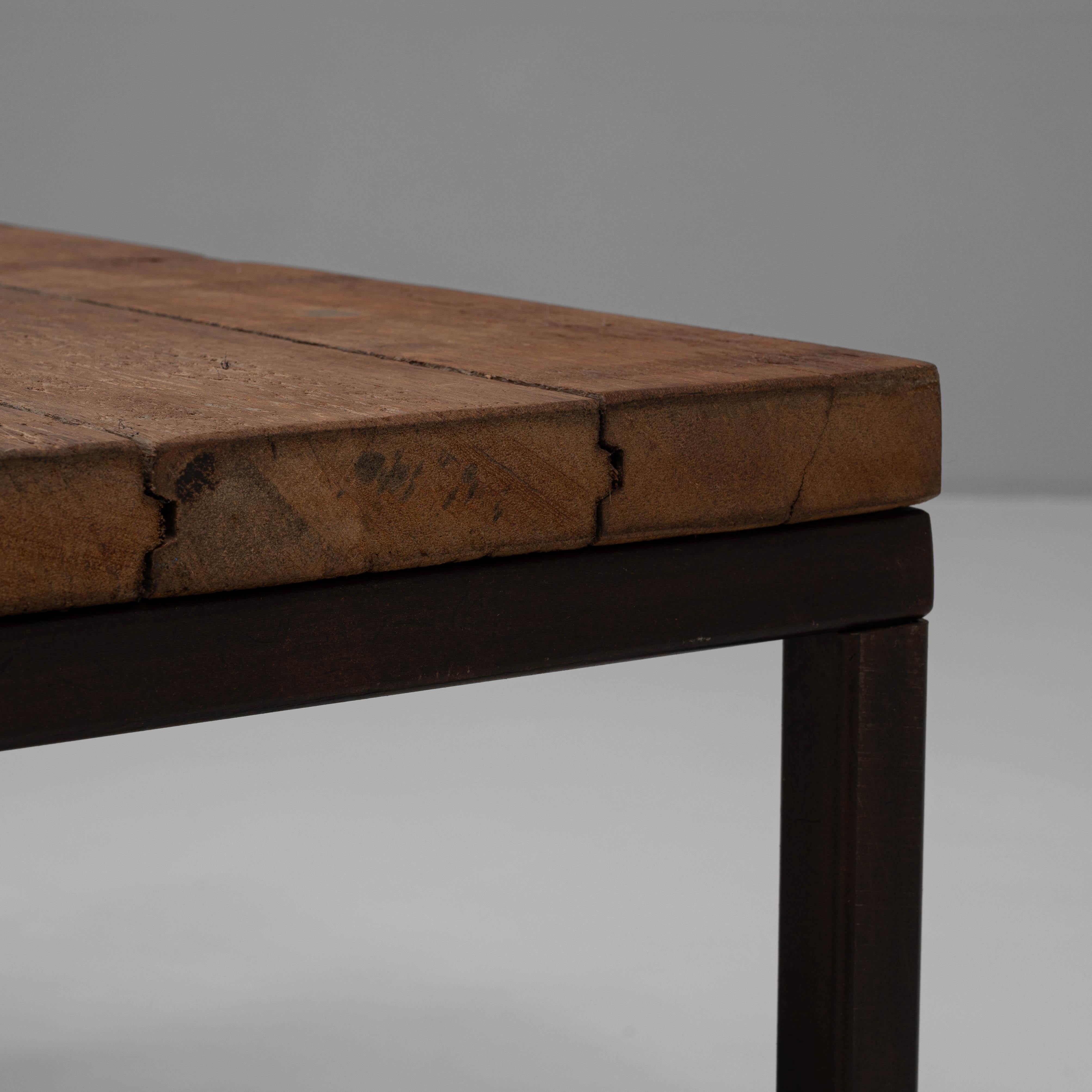 Table basse polonaise du 20ème siècle avec plateau en bois en vente 1