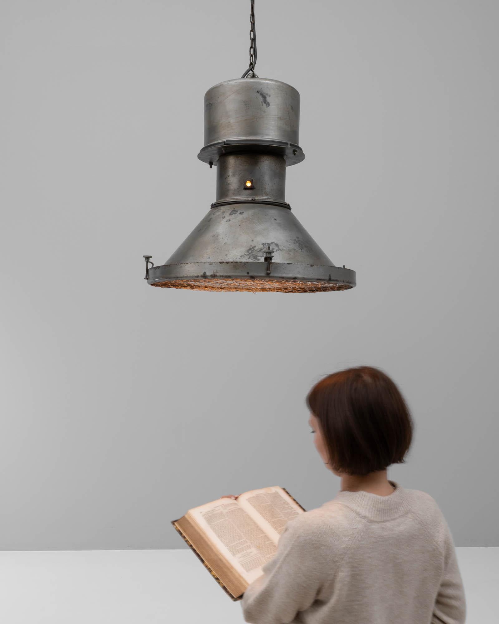 Lampe pendante en métal polonais du 20e siècle Bon état - En vente à High Point, NC