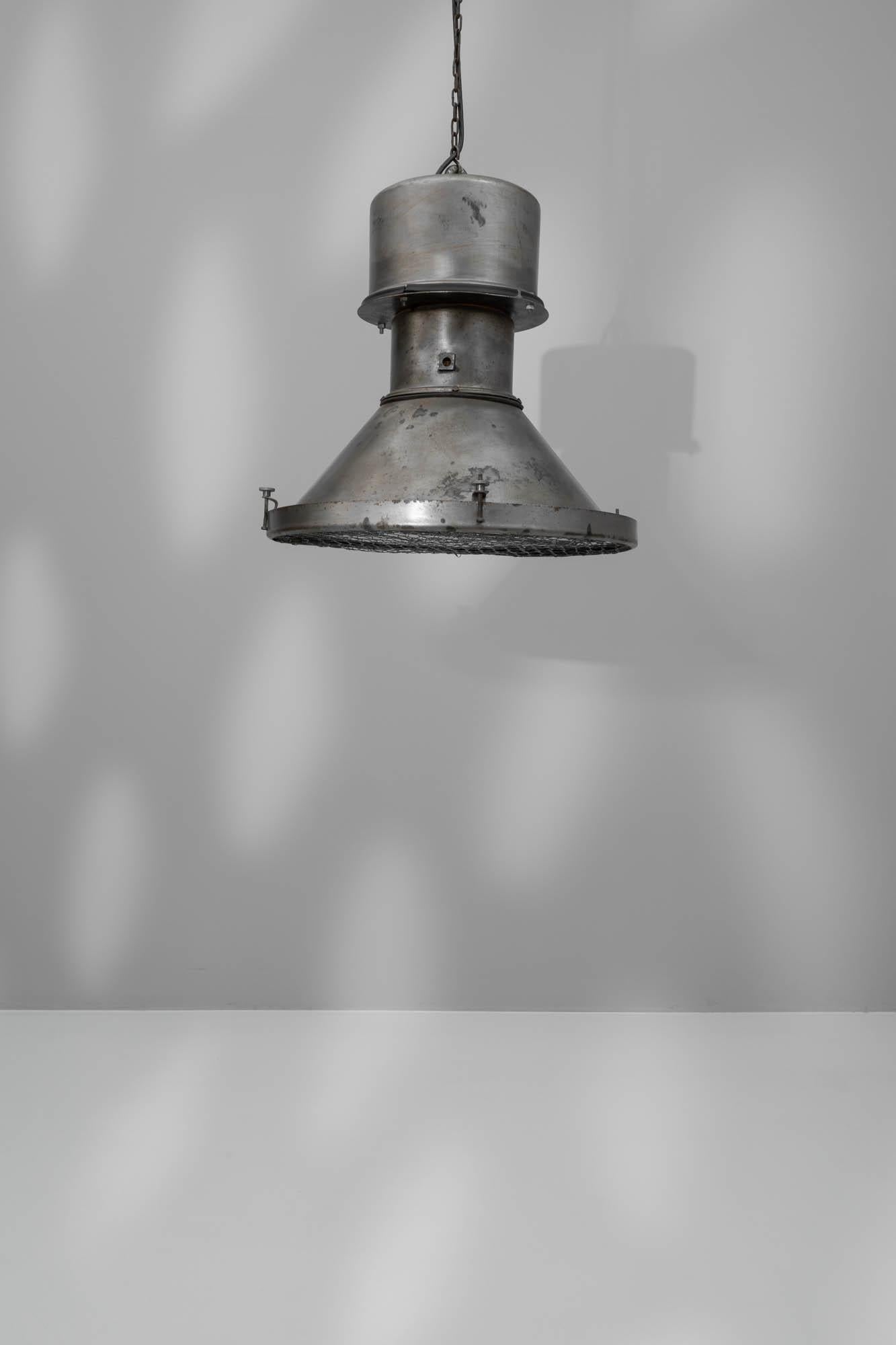 Lampe pendante en métal polonais du 20e siècle en vente 1