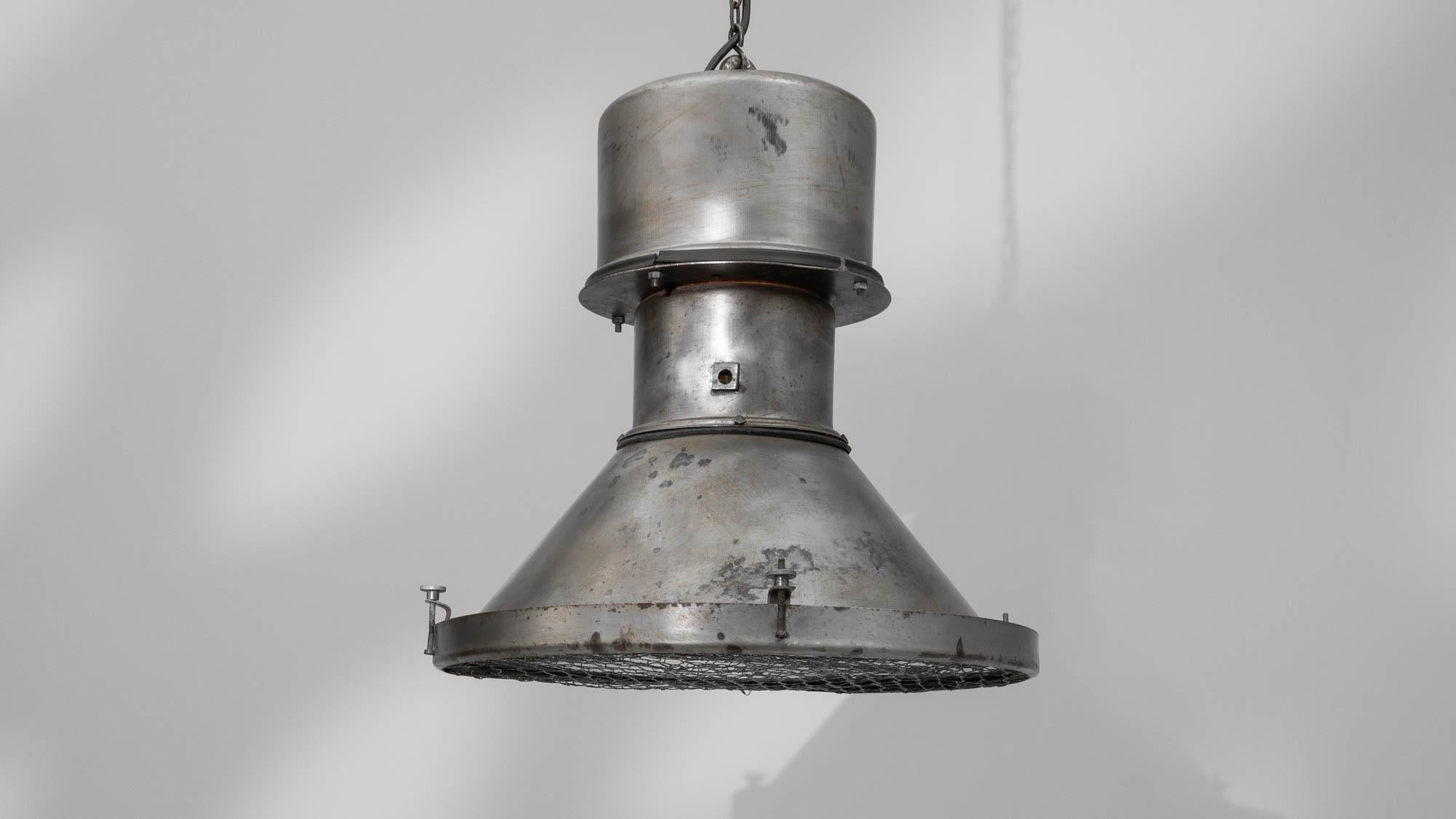 Lampe pendante en métal polonais du 20e siècle en vente 2