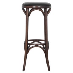 Polnischer Holzhocker, Design des 20. Jahrhunderts, geschwungene Beine, rustikale Eleganz